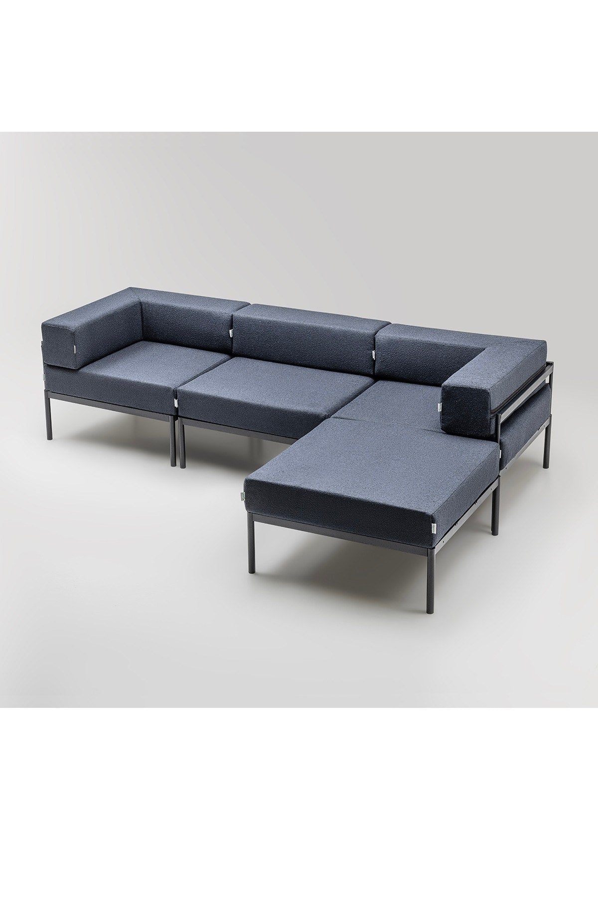 Ecksofa Corner Set 270 von Hanah Home in Schwarz und Marineblau mit Bouclé-Stoff-Bezug, Metallgestell und Metallbeinen.