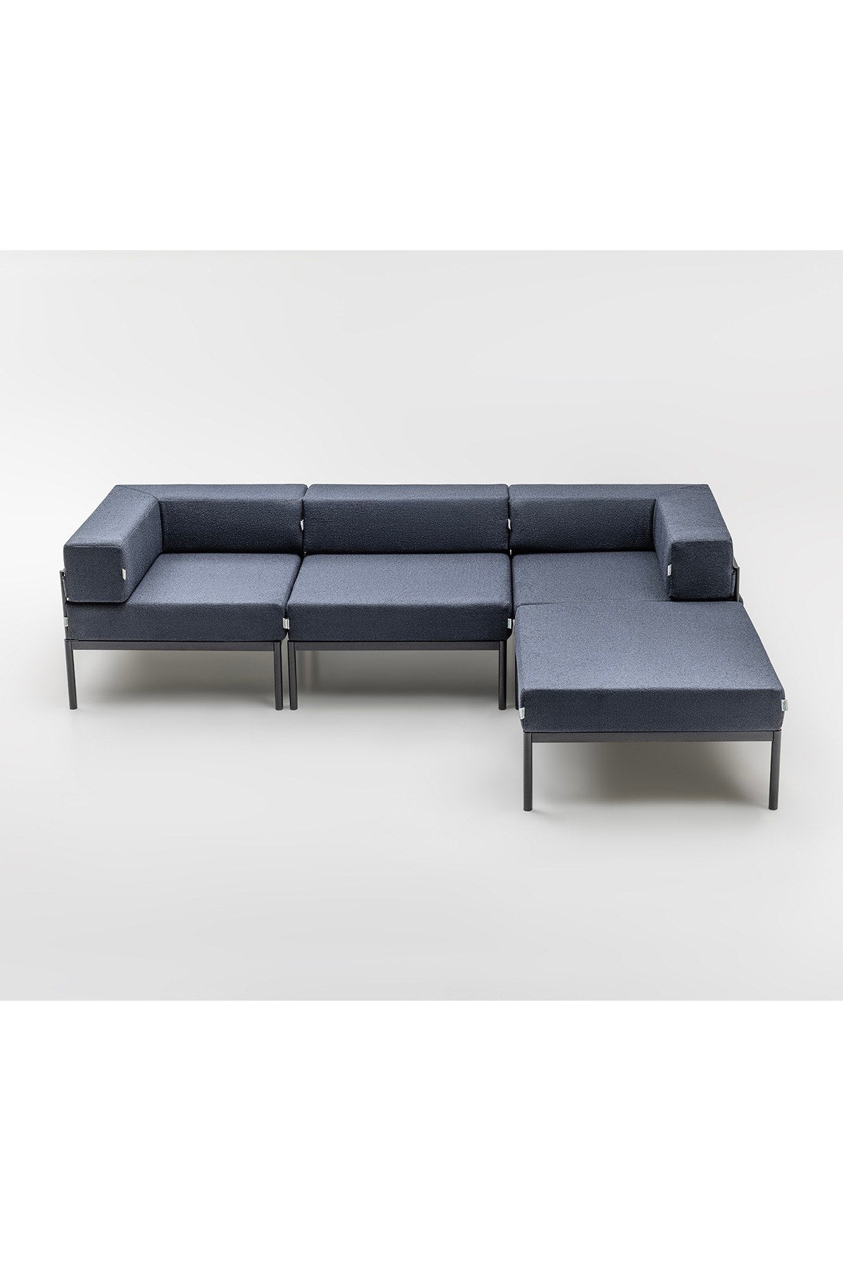 Ecksofa Corner Set 270 von Hanah Home in Schwarz und Marineblau mit Bouclé-Stoff-Bezug, Metallgestell und Metallbeinen.