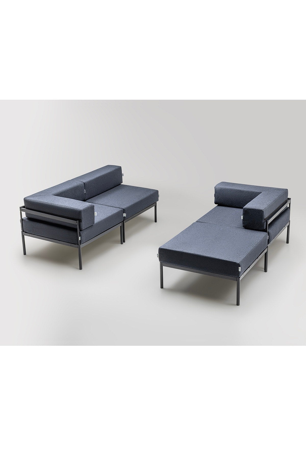 Ecksofa Corner Set 270 von Hanah Home in Schwarz und Marineblau mit Bouclé-Stoff-Bezug, Metallgestell und Metallbeinen.