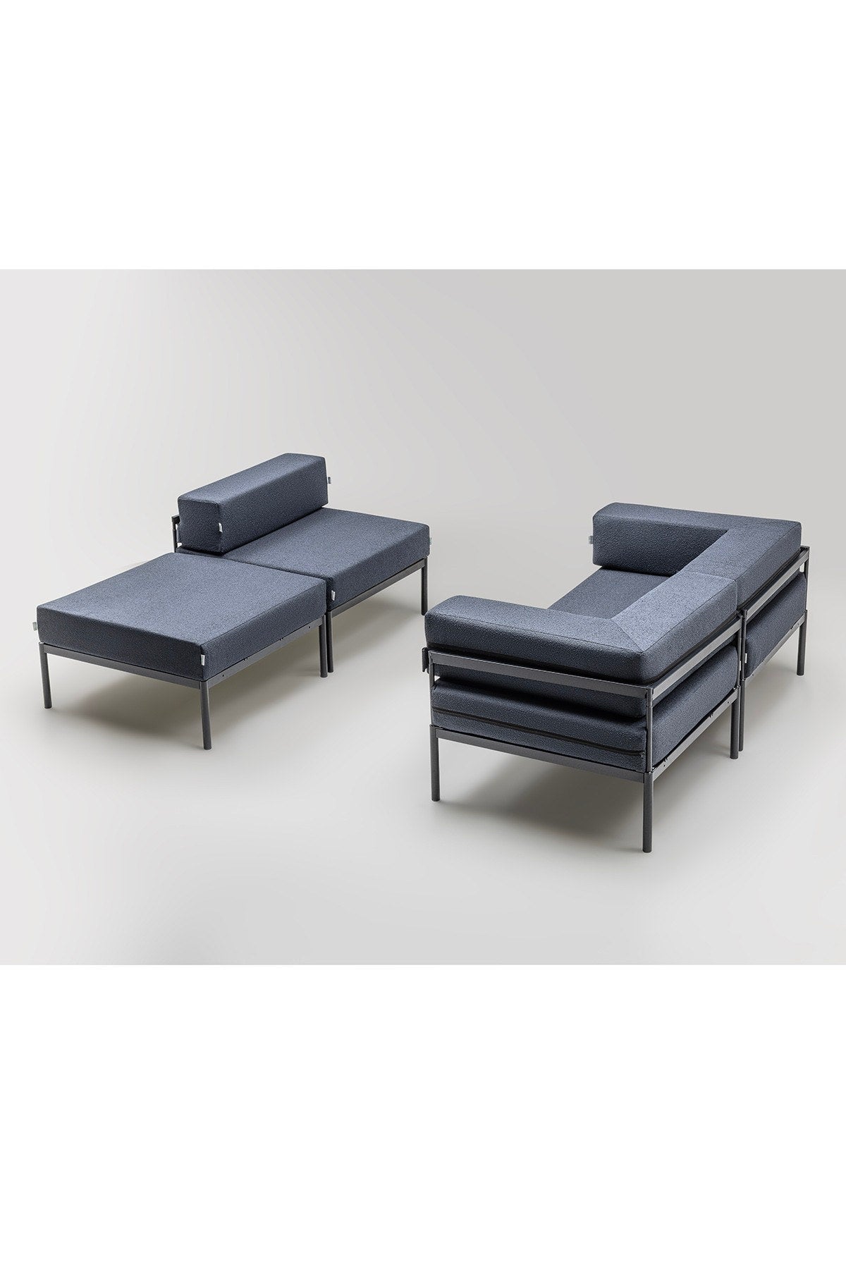 Ecksofa Corner Set 270 von Hanah Home in Schwarz und Marineblau mit Bouclé-Stoff-Bezug, Metallgestell und Metallbeinen.