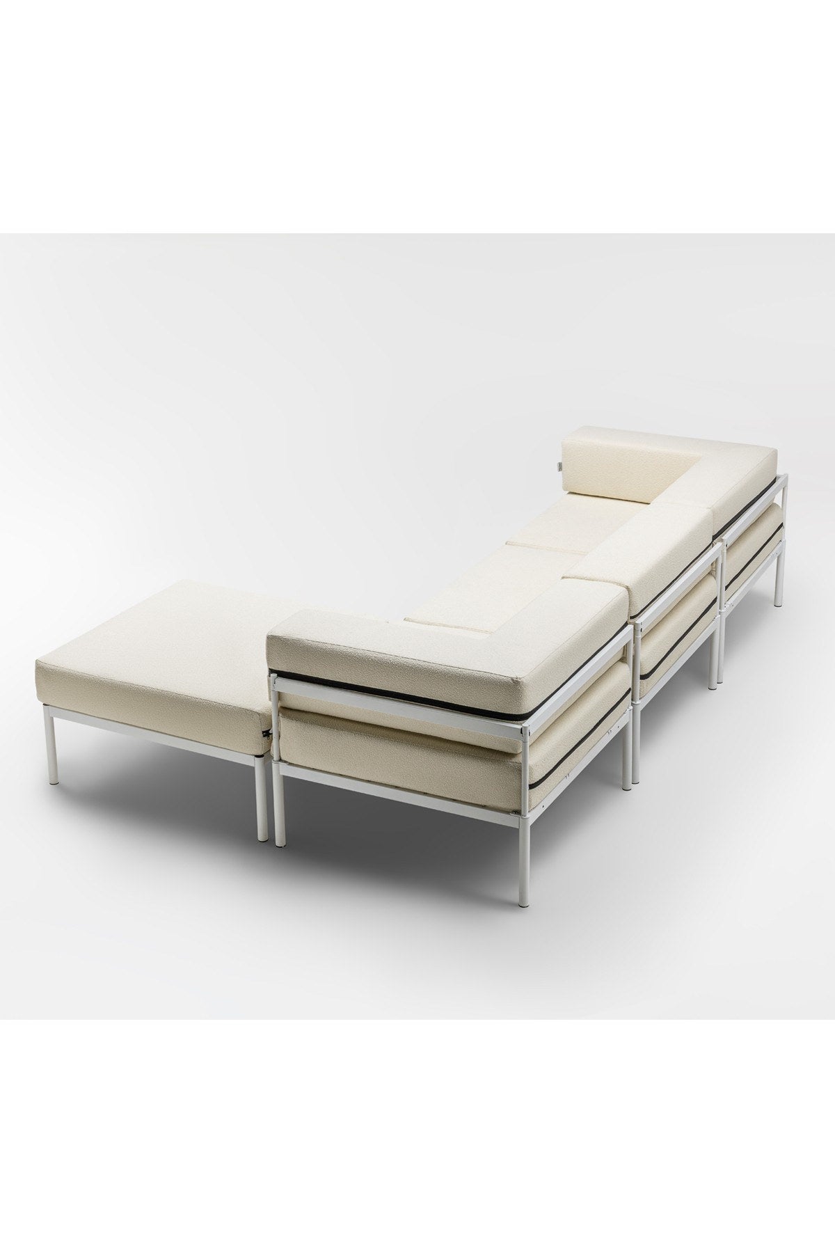 Ecksofa Corner Set 270 von Hanah Home in Weiss/Creme, Bouclé-Stoff, Metallbeine, wendbares Design mit verstellbarer Rückenlehne.