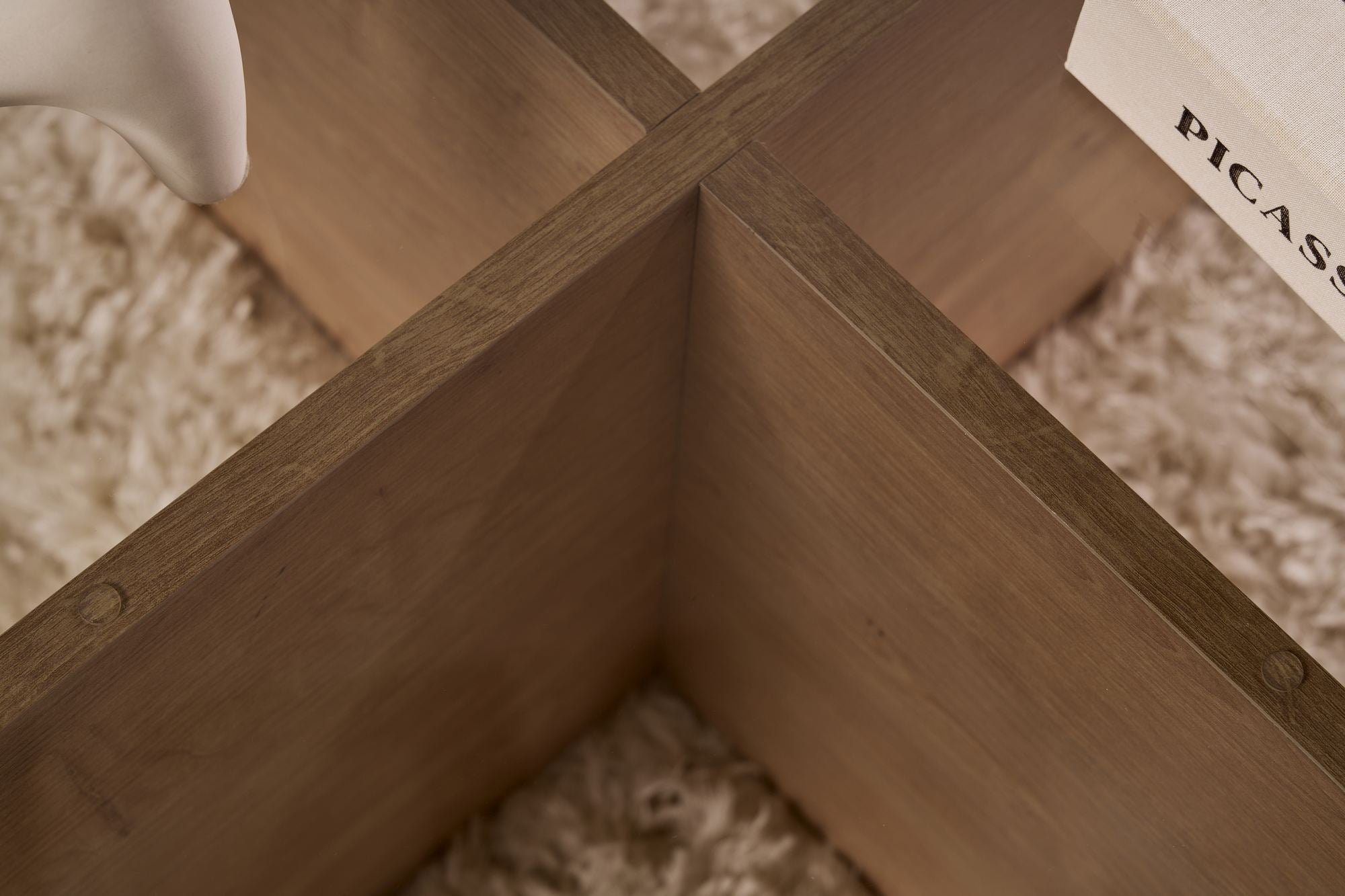 Erleben Sie den Aeris Sofatisch in Saphir-Eiche Fume von Nordure – ein stilvoller Couchtisch, der Eleganz und Gemütlichkeit in Ihr Wohnzimmer zaubert.