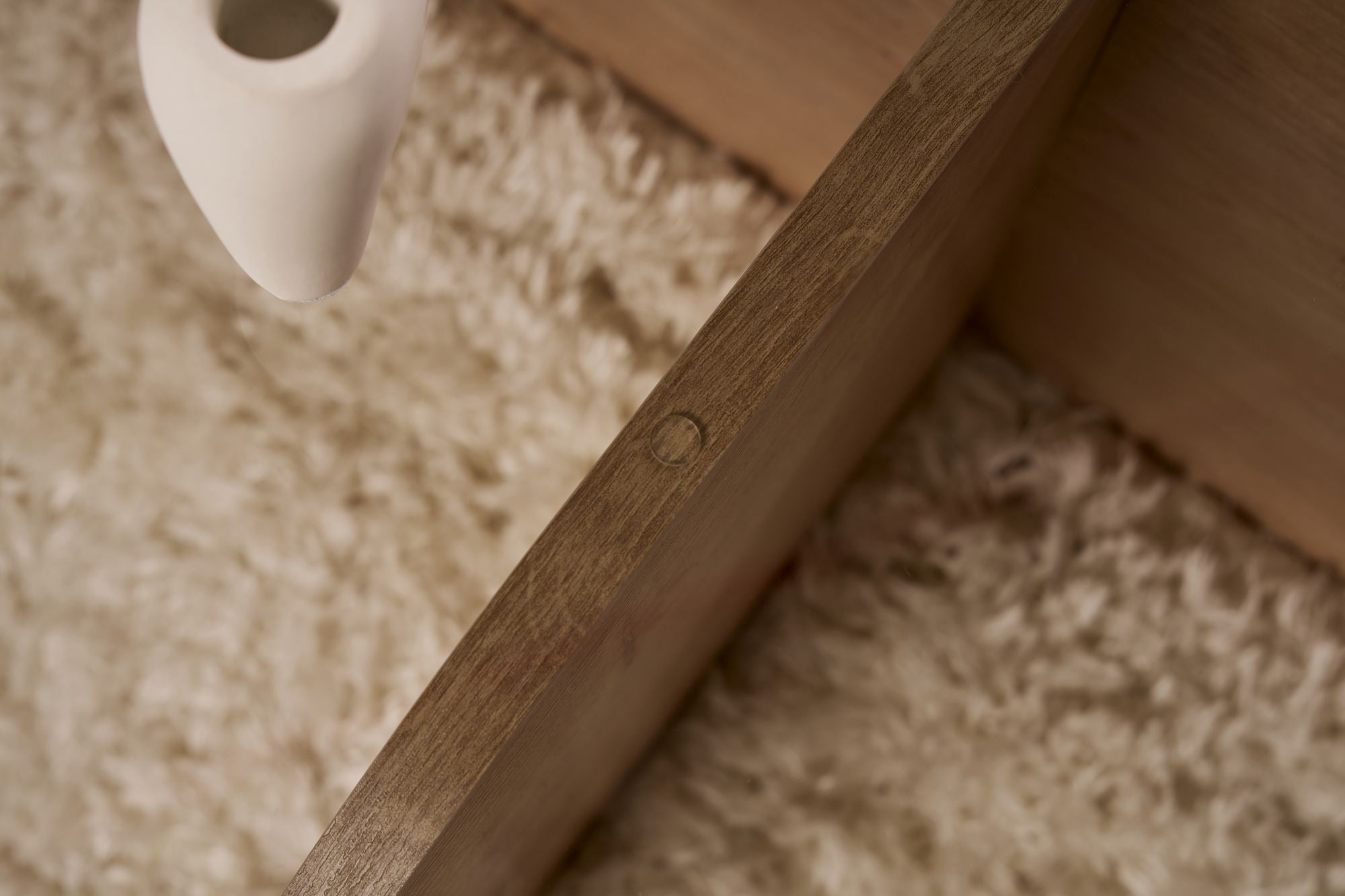 Entdecken Sie den Aeris Sofatisch in Saphir-Eiche Fume von Nordure – ein eleganter Couchtisch, der Stil und Wärme in Ihr Zuhause bringt.