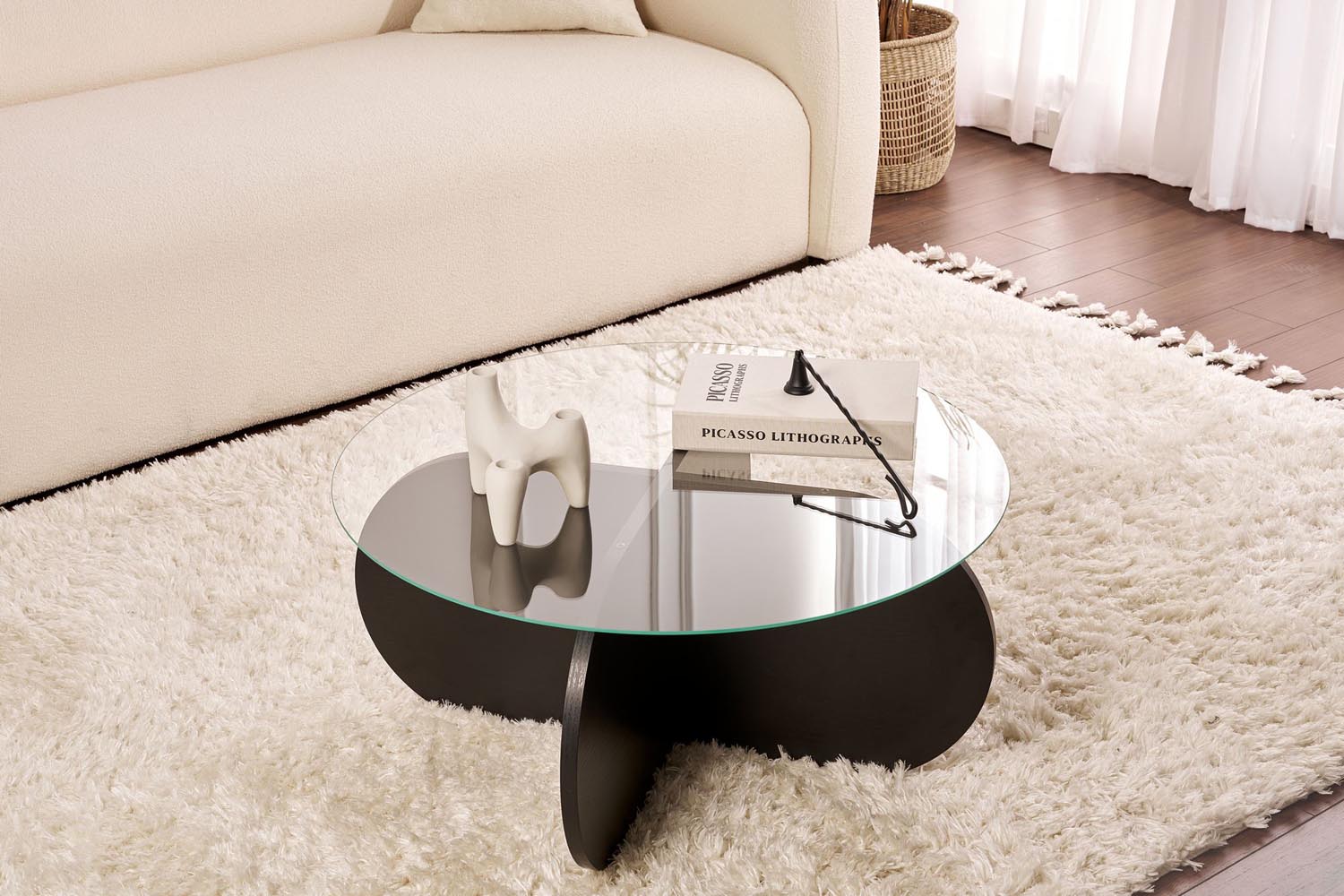 Entdecken Sie den eleganten Aeris Sofatisch in Holz Schwarz und Rauch von Nordure. Stilvoll, langlebig und perfekt für jedes Wohnzimmer.