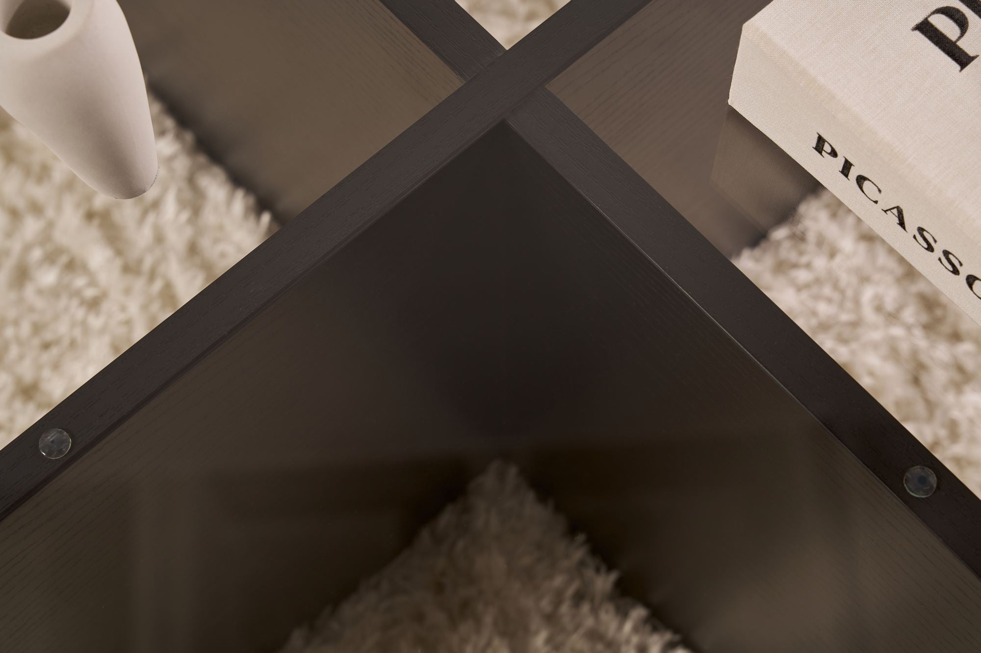 Verleihen Sie Ihrem Wohnraum mit dem Aeris Sofatisch in Holz Schwarz und Rauch einen modernen Akzent. Ideal für stilvolle Akzente und Funktionalität!