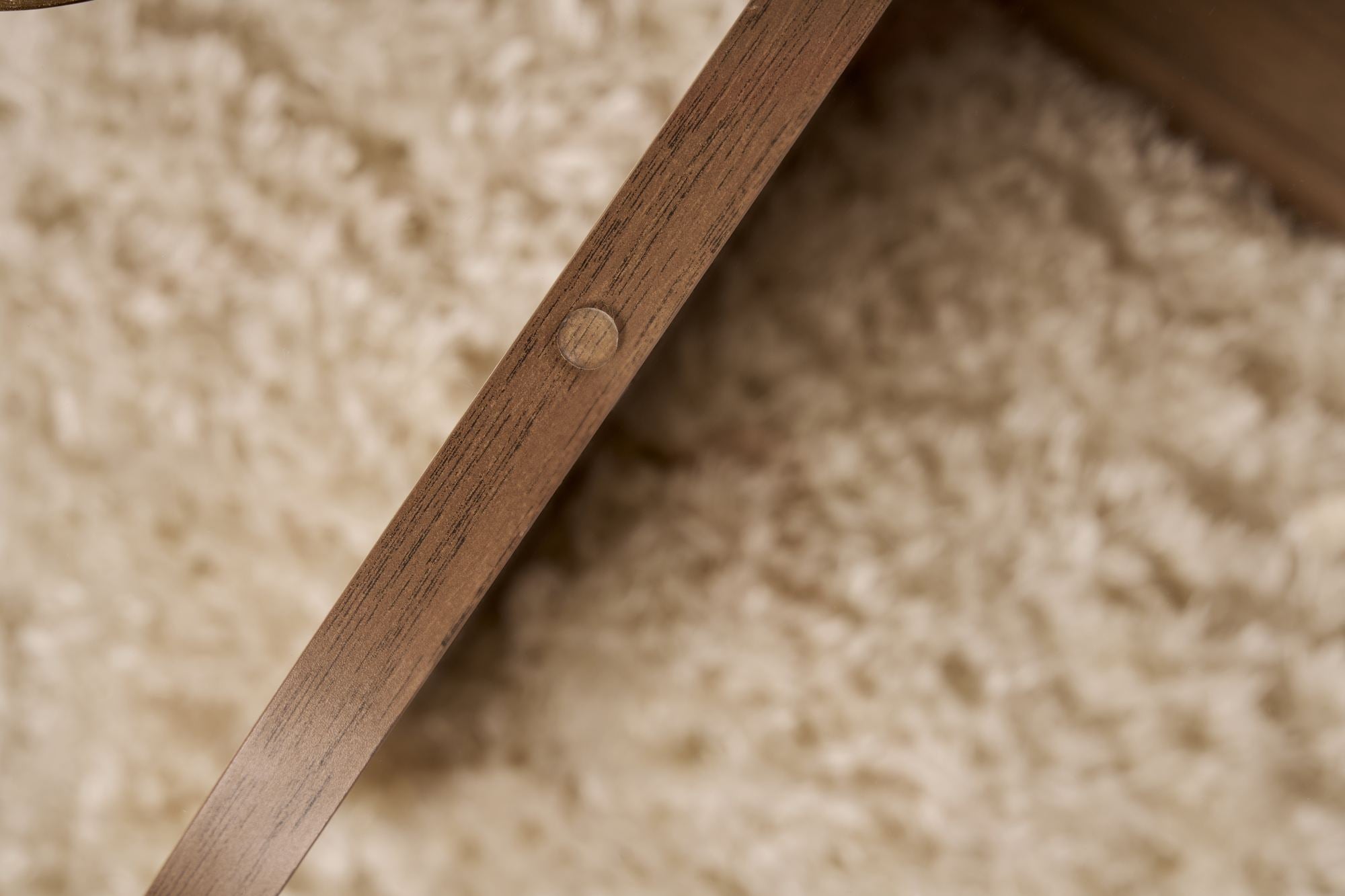 Gestalten Sie Ihr Zuhause stilvoll mit dem Aeris Sofatisch in Walnuss Transparent von Nordure. Eleganz und Funktionalität vereint!