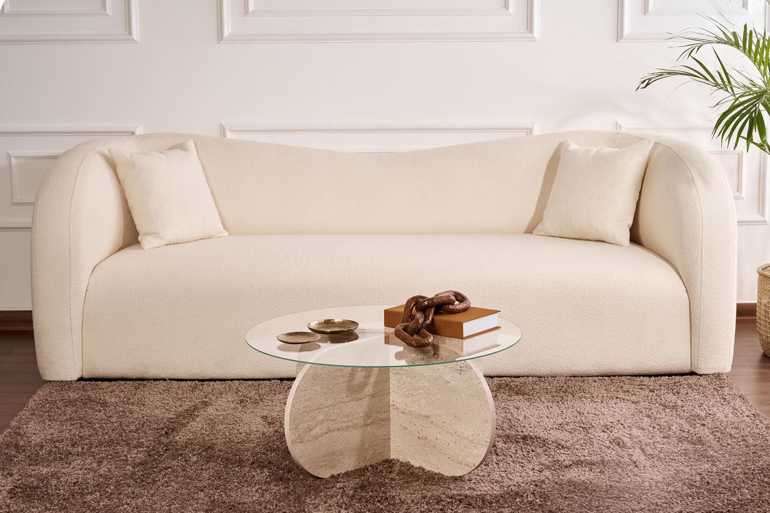 Verleihen Sie Ihrem Zuhause mit dem Aeris Sofatisch aus Travertin und klarem Glas einen Hauch von Luxus. Ideal für moderne Wohnstile!