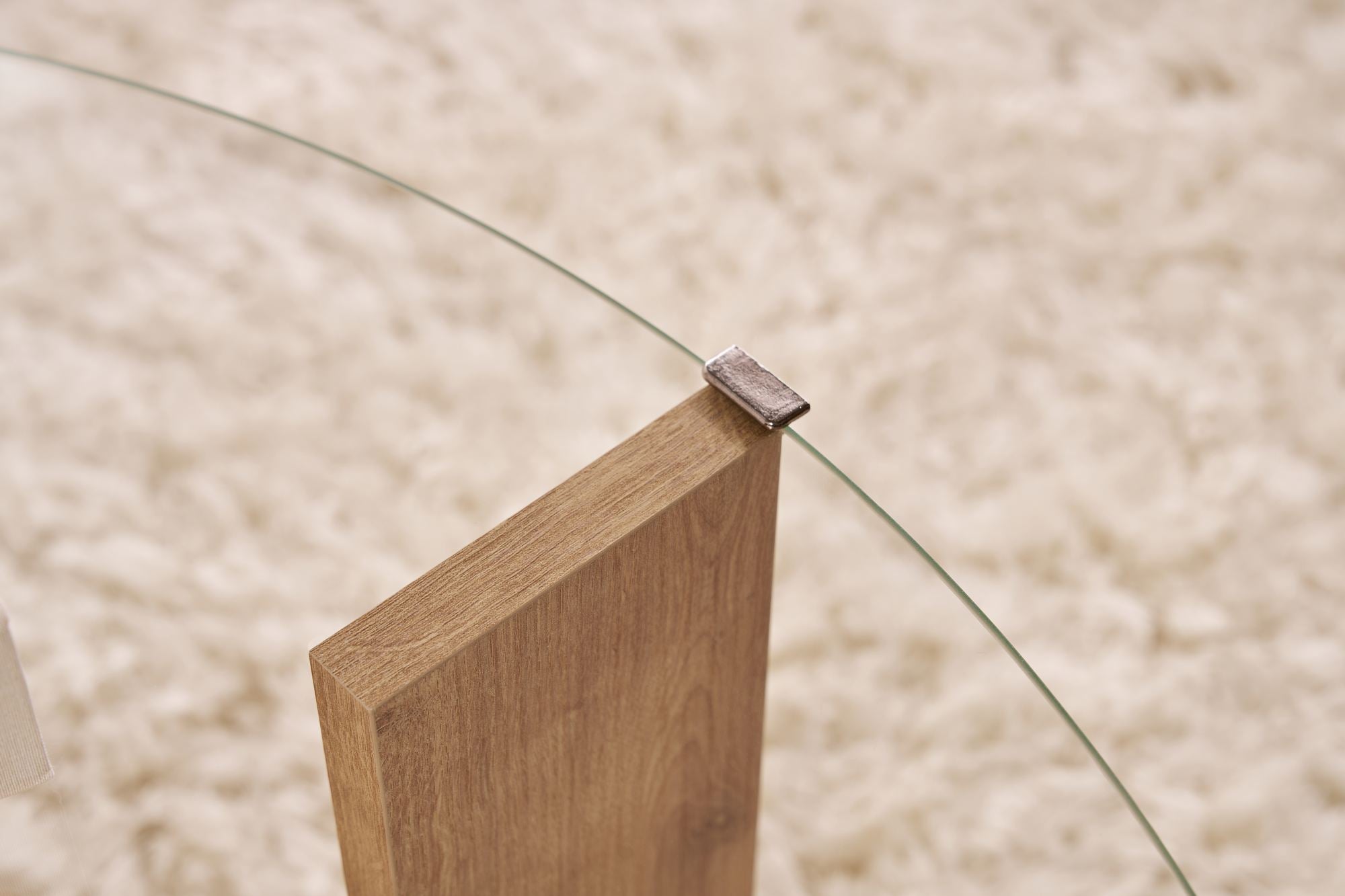 Erleben Sie den Clara Sofatisch in Saphir-Eiche und klarem Glas – ein stilvolles Highlight für Ihr Wohnzimmer, das Eleganz und Langlebigkeit vereint.