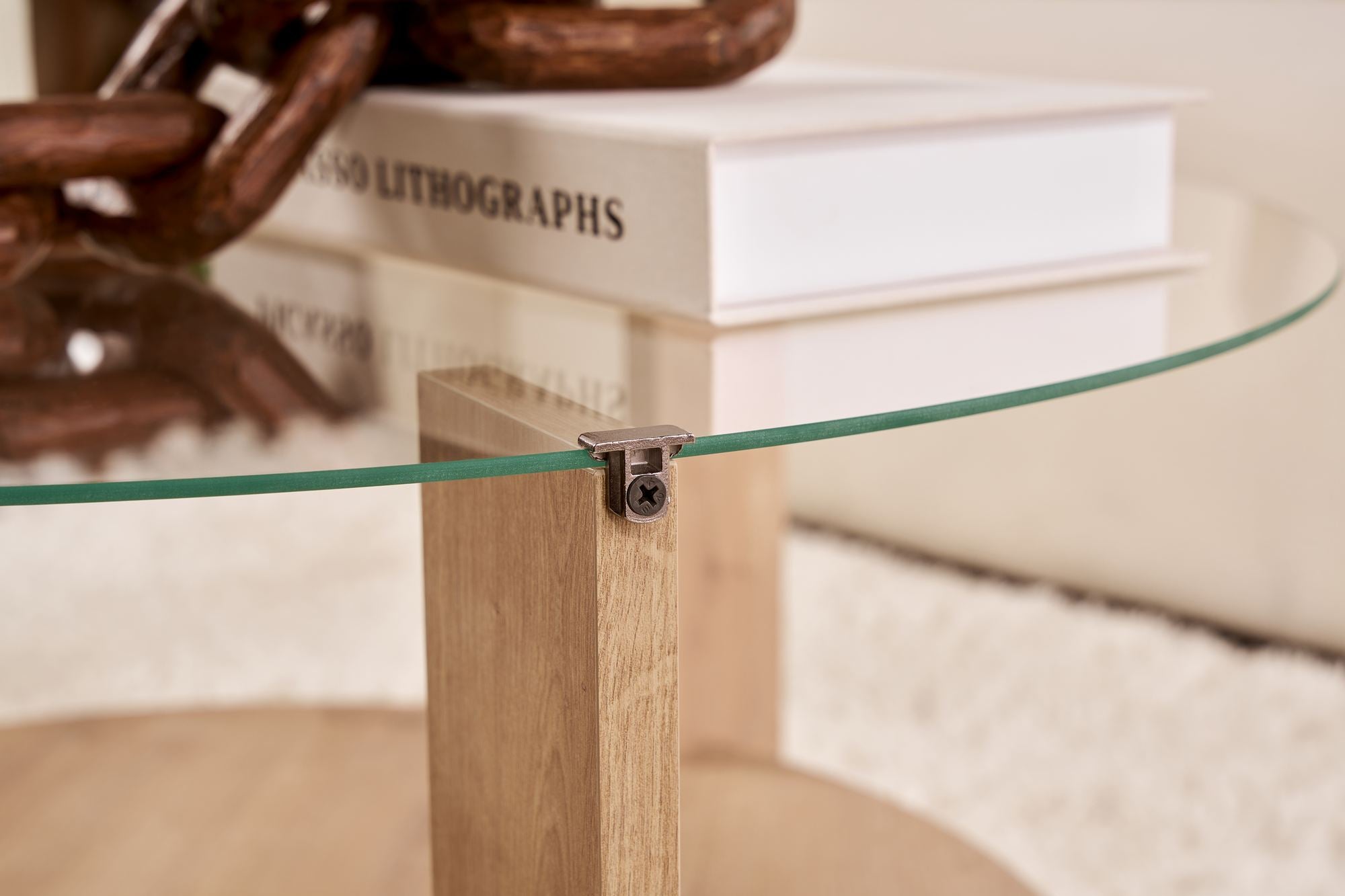 Entdecken Sie den Clara Sofatisch aus Saphir-Eiche und transparentem Glas – ein elegantes, langlebiges Möbelstück, das jedem Raum Stil verleiht.