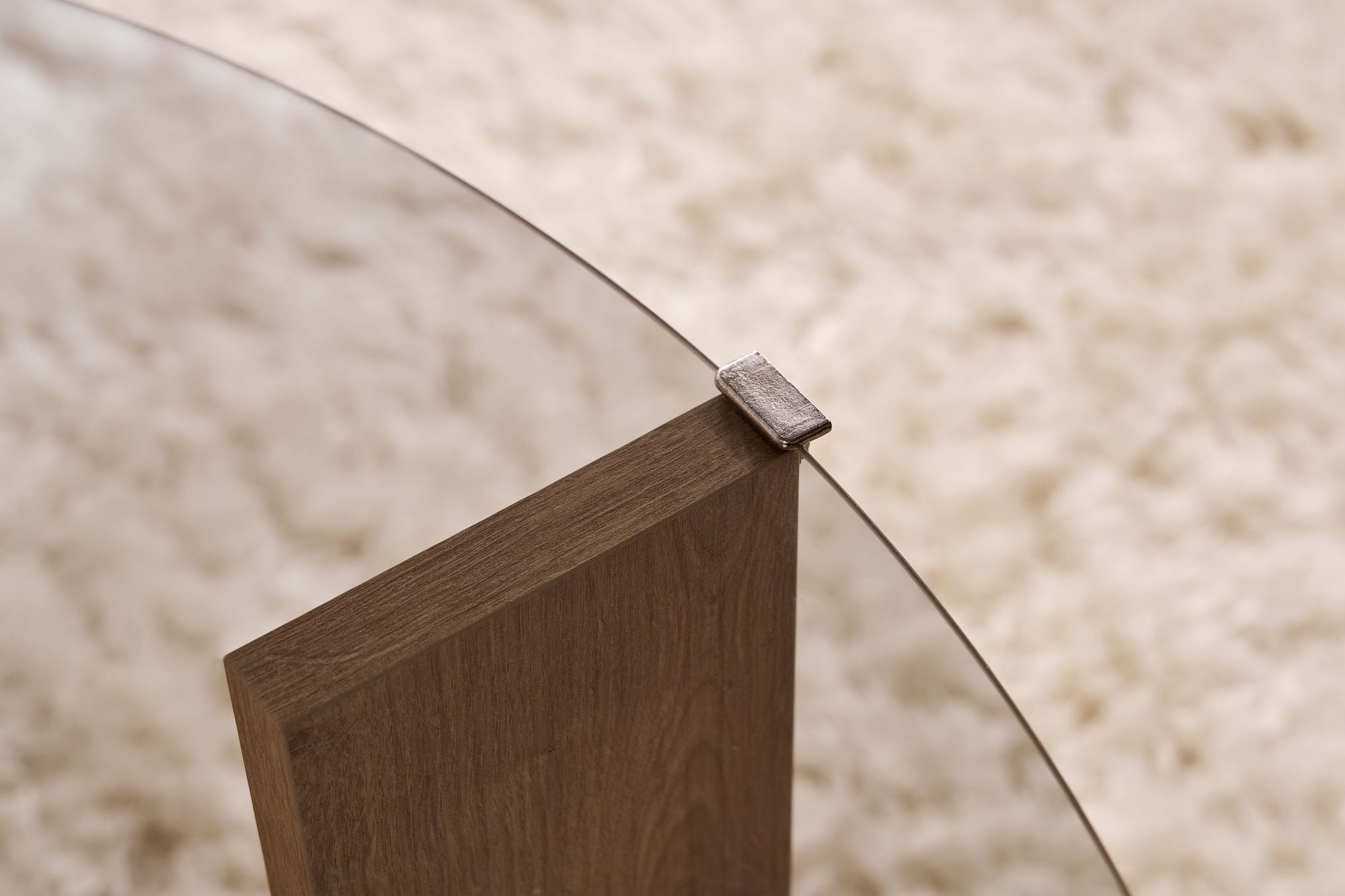 Erleben Sie den Clara Sofatisch in Saphir-Eiche Fume von Nordure – ein eleganter Couchtisch aus robustem Glas, der Ihr Zuhause stilvoll ergänzt.