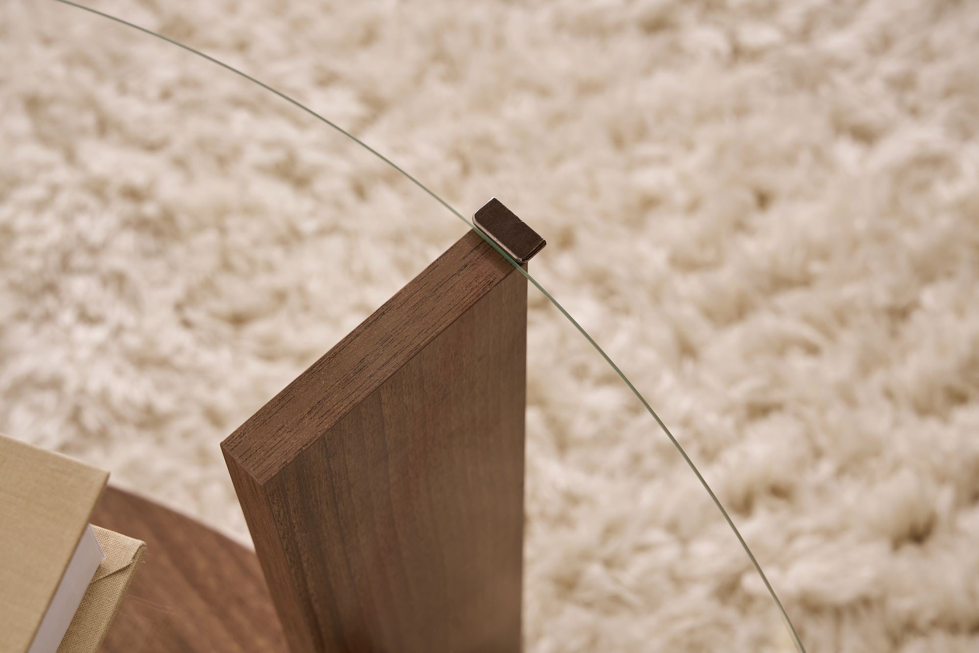 Erleben Sie den Clara Sofatisch in Walnuss Transparent von Nordure – ein zeitloses Design, das Stil und Robustheit in Ihr Zuhause bringt.