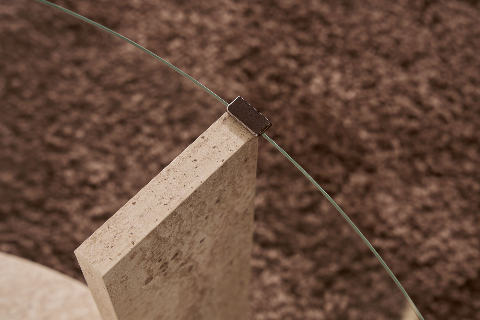 Moderner Clara Sofatisch aus transparentem Glas und Travertin. Perfekt für Ihr Zuhause, vereint Eleganz und Funktionalität in einem stilvollen Design.