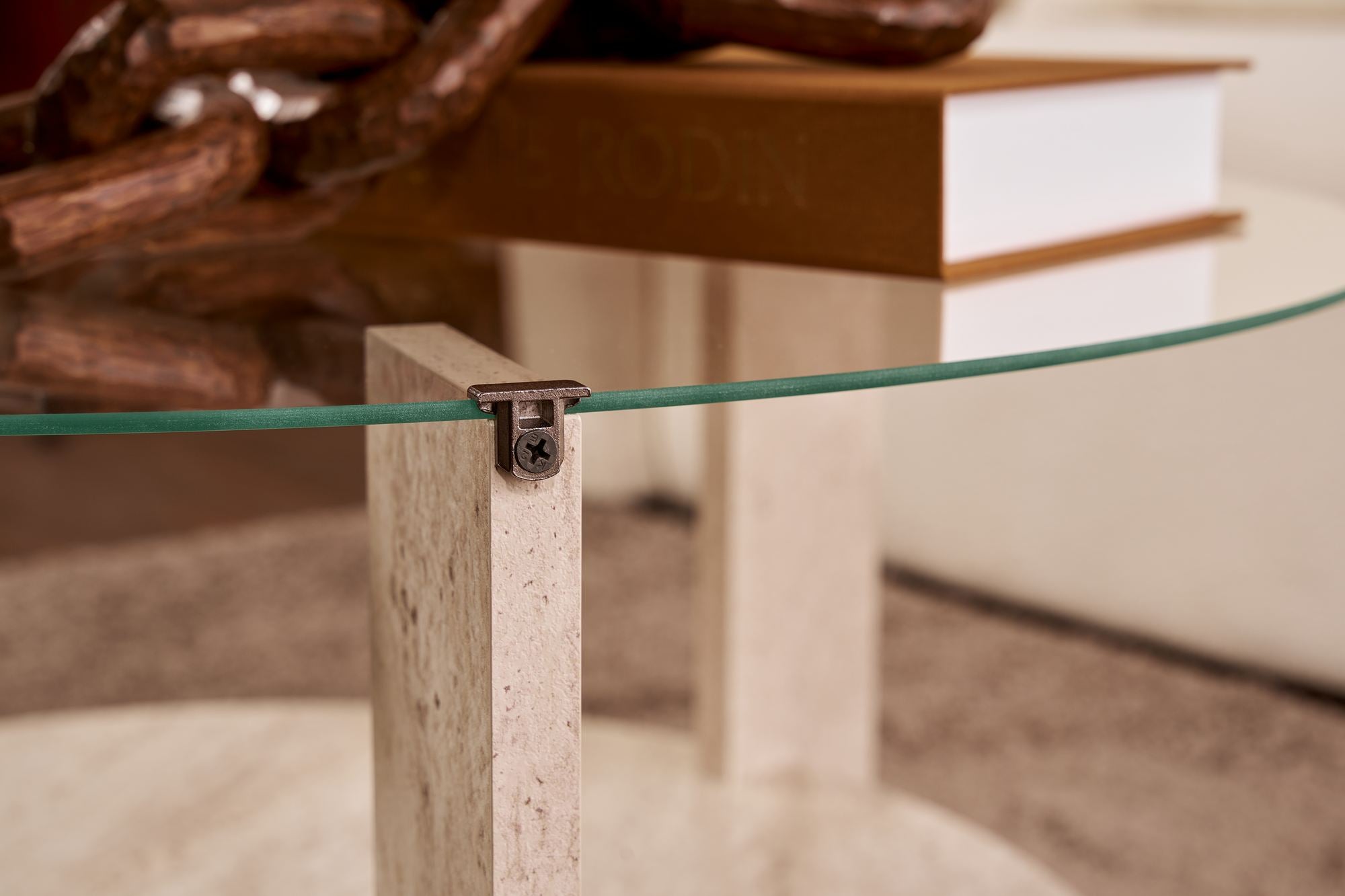 Eleganter Clara Sofatisch aus gehärtetem Glas und Travertin. Ideal für stilvolle Wohnräume, vereint modernes Design mit praktischer Funktionalität.