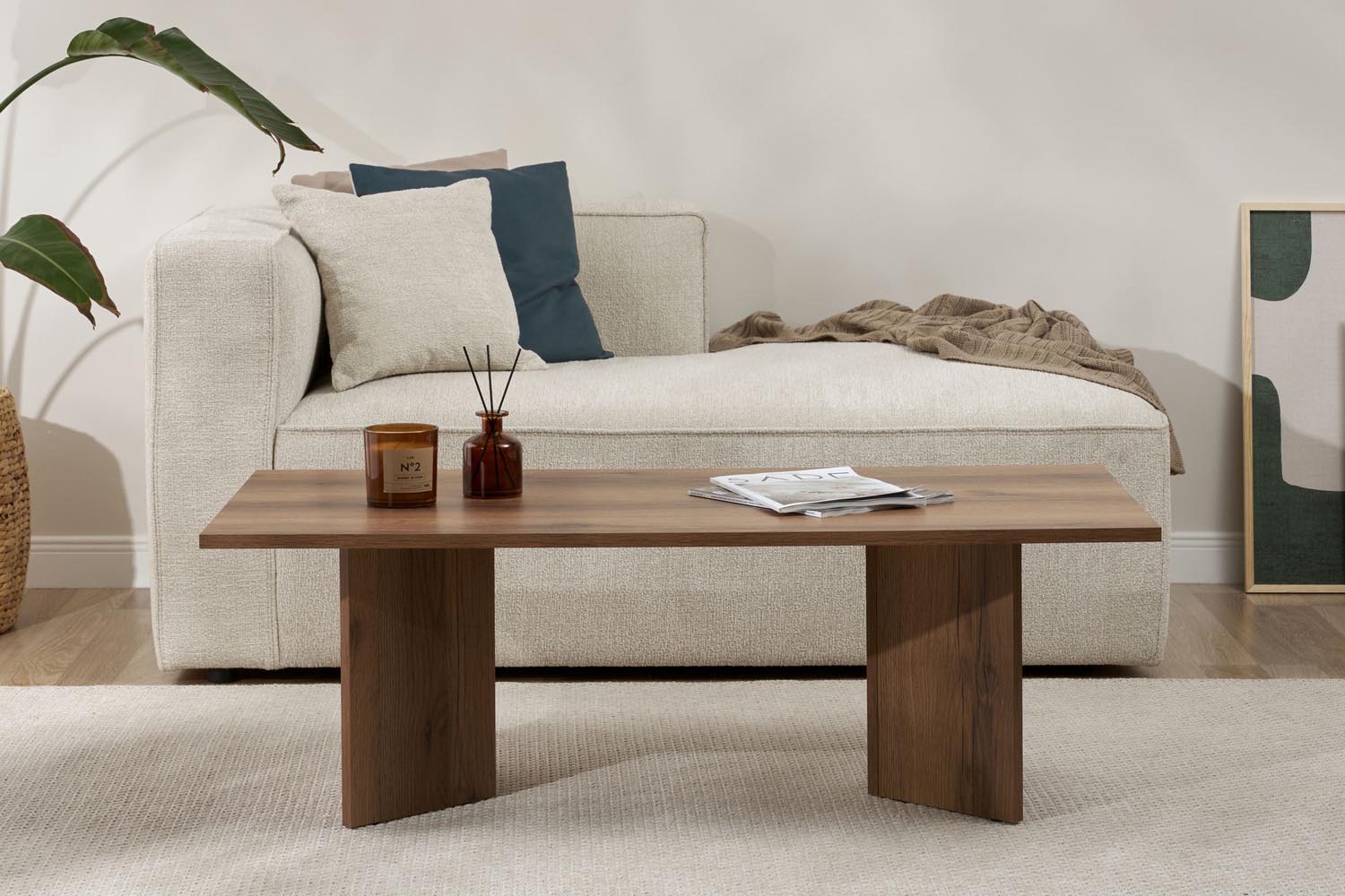 Sabin Sofatisch - Walnuss in Walnuss präsentiert im Onlineshop von KAQTU Design AG. Couchtisch ist von Nordure