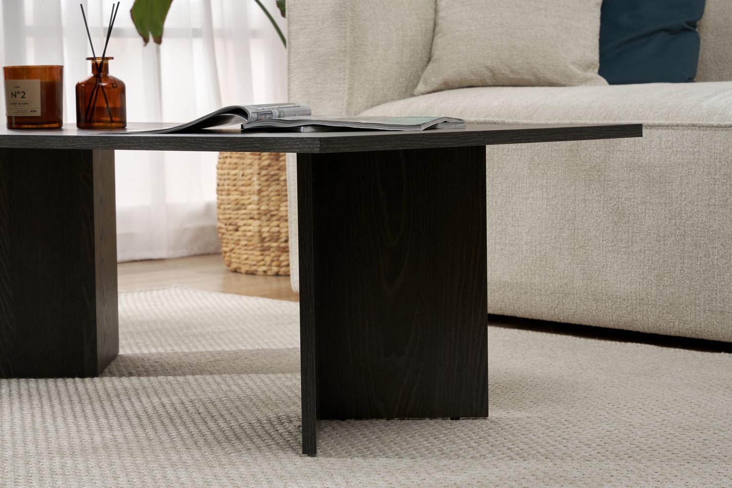 Stilvoller Lumiere Black Couchtisch von Nordure. Setzen Sie Akzente in Ihrem Wohnzimmer mit diesem eleganten, modernen Möbelstück.