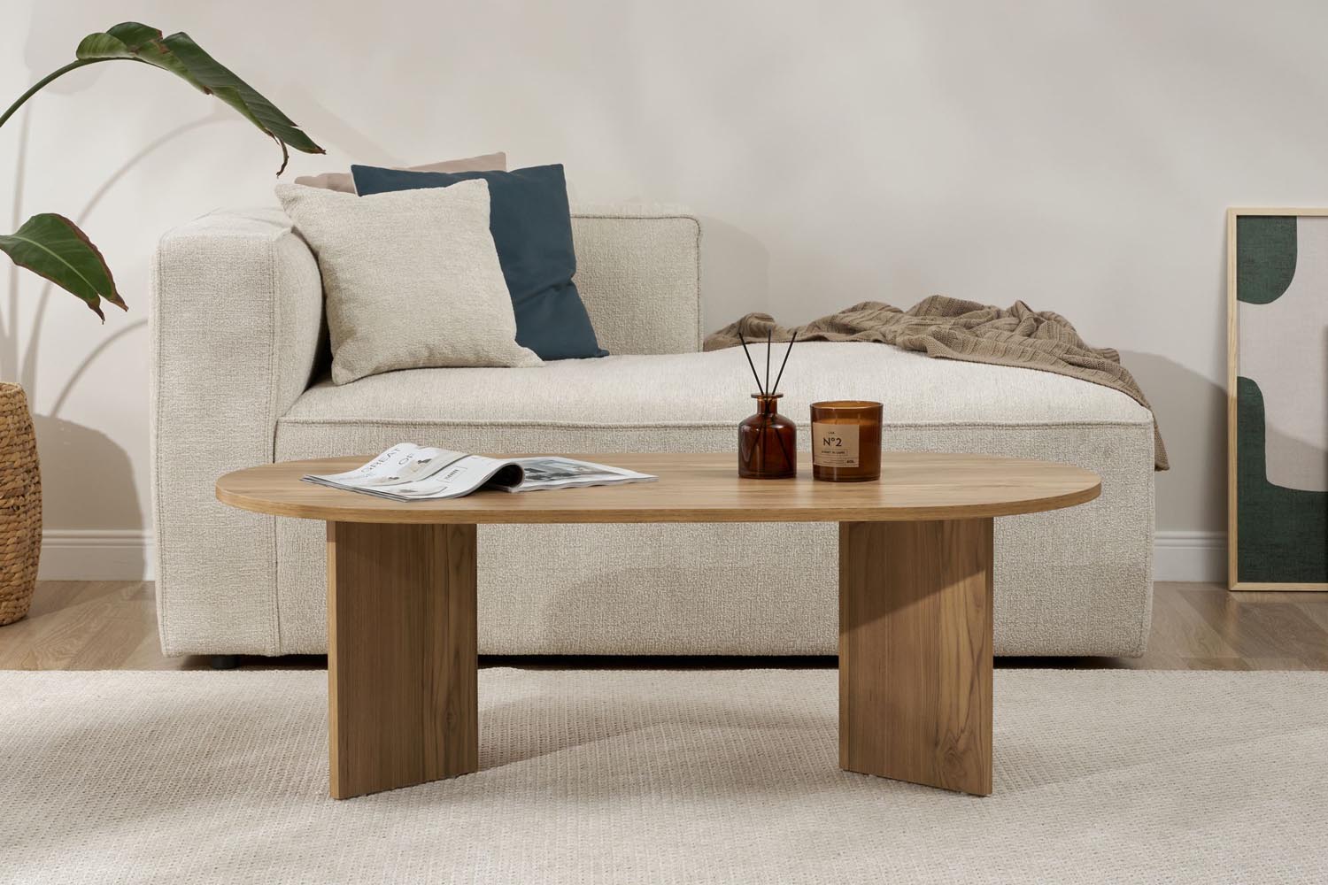 Erleben Sie den Sable Sofatisch in Eiche von Nordure – ein eleganter Couchtisch, der Ihr Wohnzimmer mit modernem Design und einladender Atmosphäre bereichert.