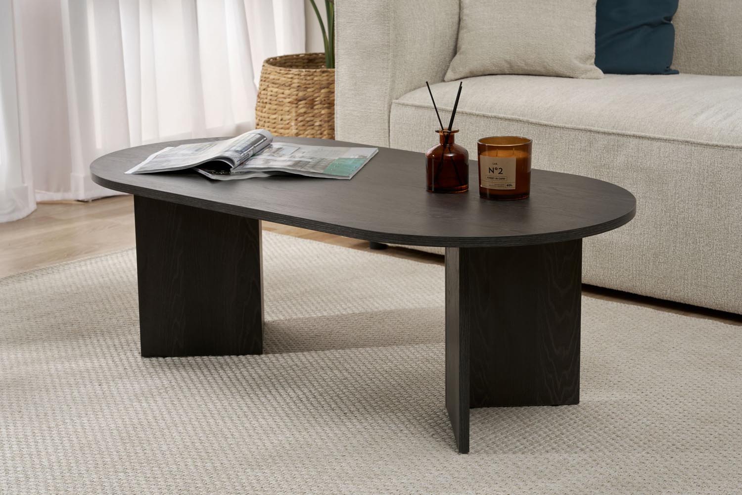 Eleganter Sable Sofatisch in Lumiere Schwarz von Nordure. Verleihen Sie Ihrem Wohnzimmer Stil und Raffinesse mit diesem modernen Couchtisch.