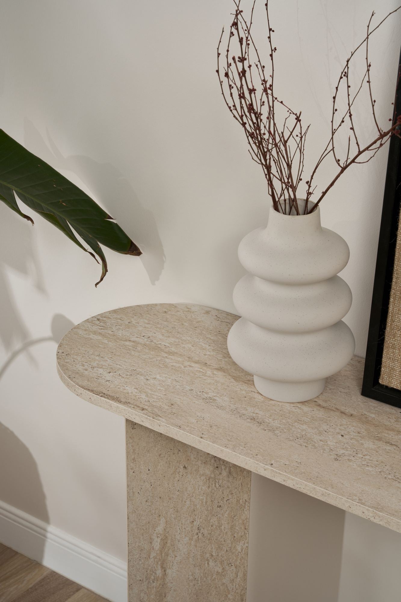 Entdecken Sie das Sira Sideboard in Travertin von Nordure – ein stilvolles Möbelstück, das Eleganz und praktischen Stauraum harmonisch verbindet.