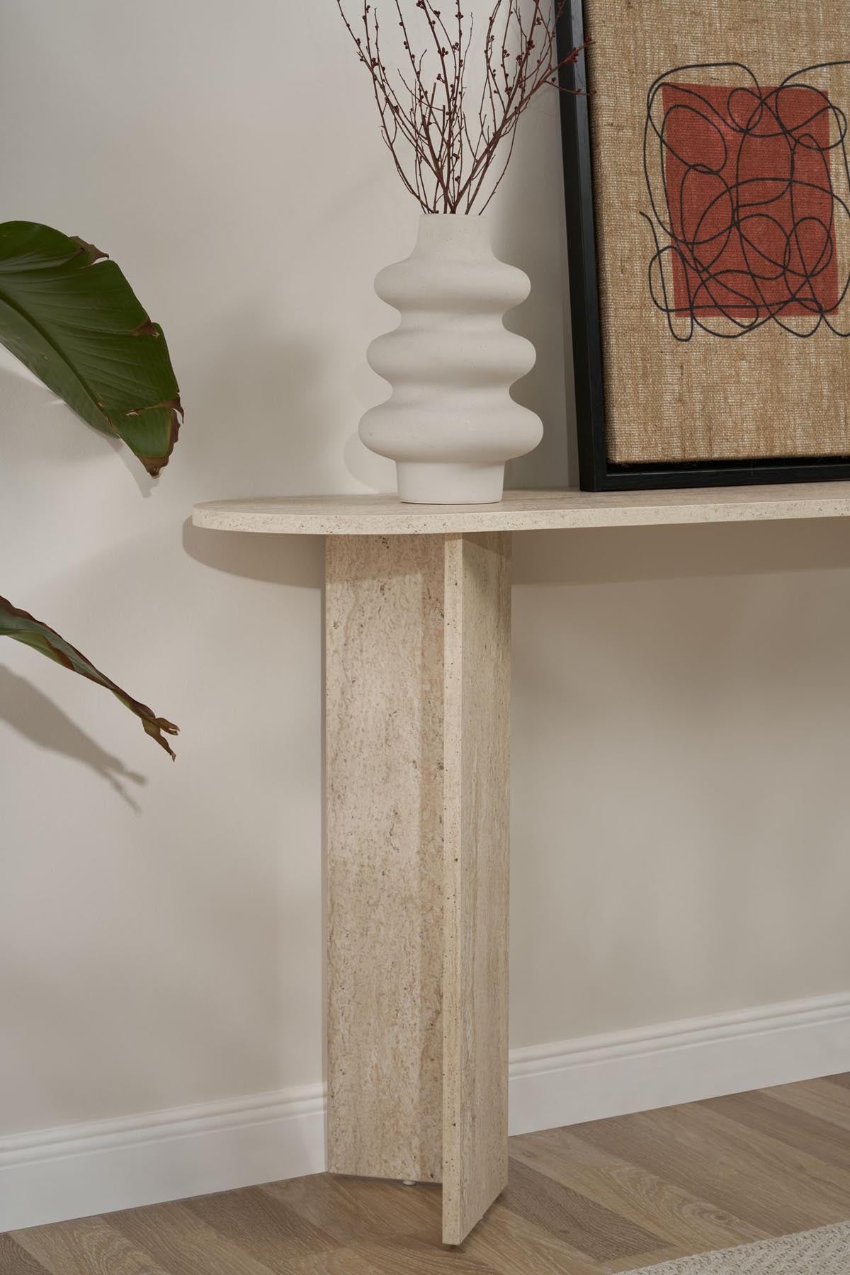 Erleben Sie das Sira Sideboard in Travertin von Nordure – ein elegantes Möbelstück, das Stil und Funktionalität perfekt vereint.