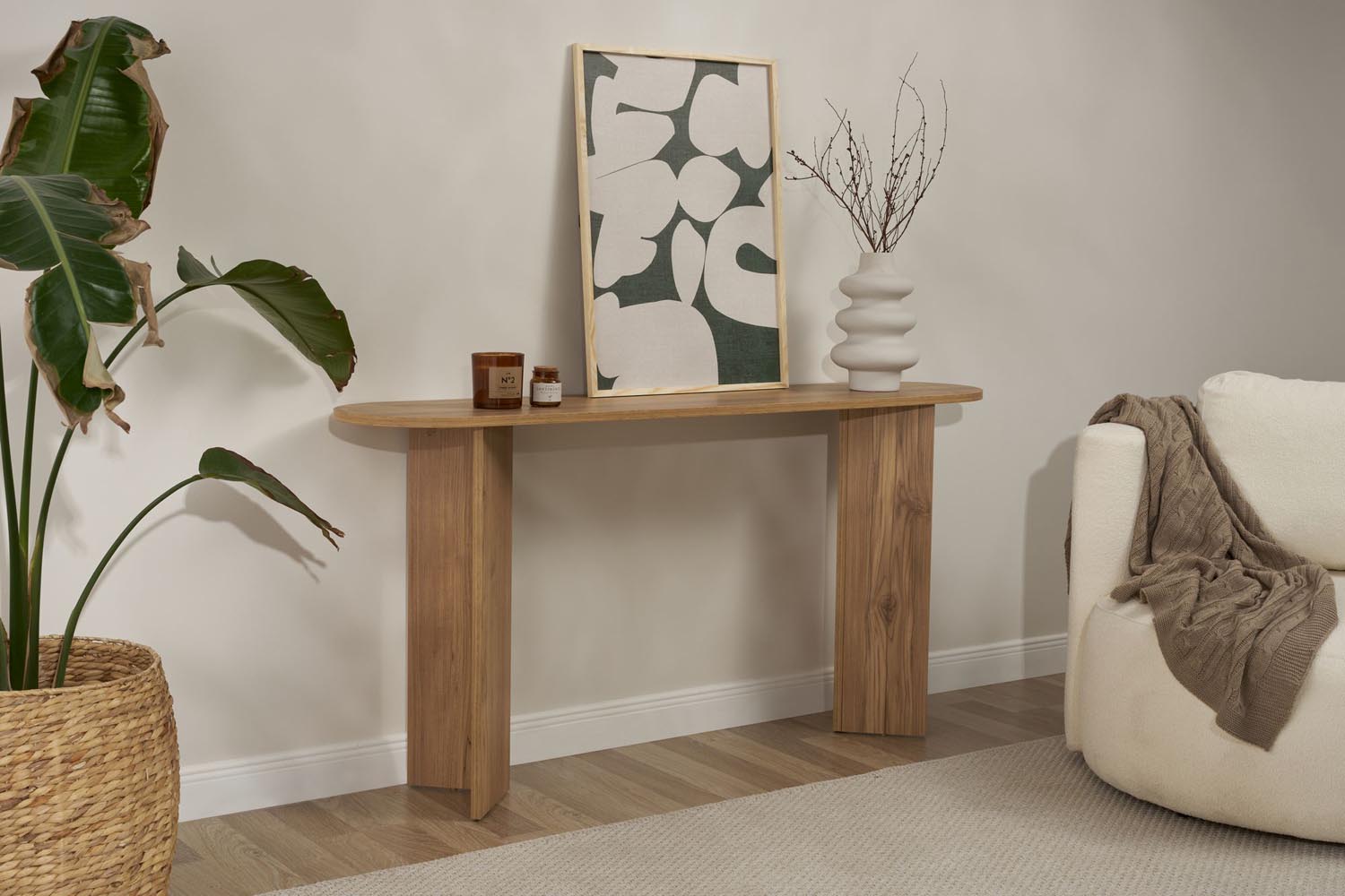 Erleben Sie das Sira Sideboard in Eiche von Nordure – ein stilvolles Möbelstück, das Eleganz und praktischen Stauraum harmonisch kombiniert.