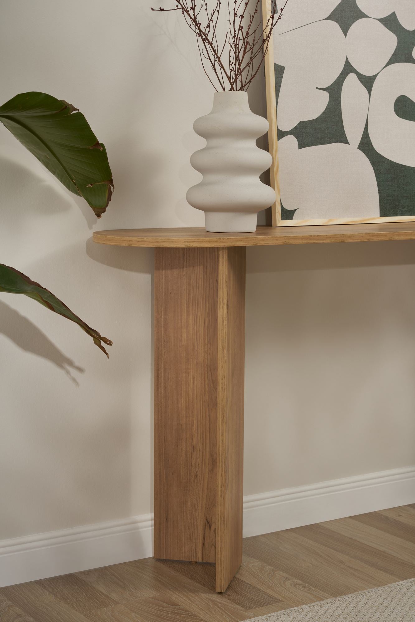 Erleben Sie das Sira Sideboard in Eiche von Nordure – ein zeitloses Design, das Eleganz und praktischen Stauraum harmonisch kombiniert.