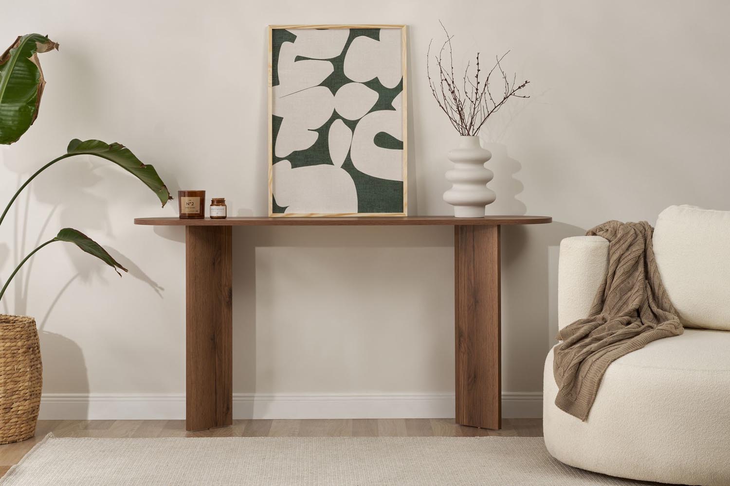 Entdecken Sie das elegante Sira Sideboard in Walnuss von Nordure. Stilvolles Design trifft auf praktische Aufbewahrung für Ihr Zuhause.