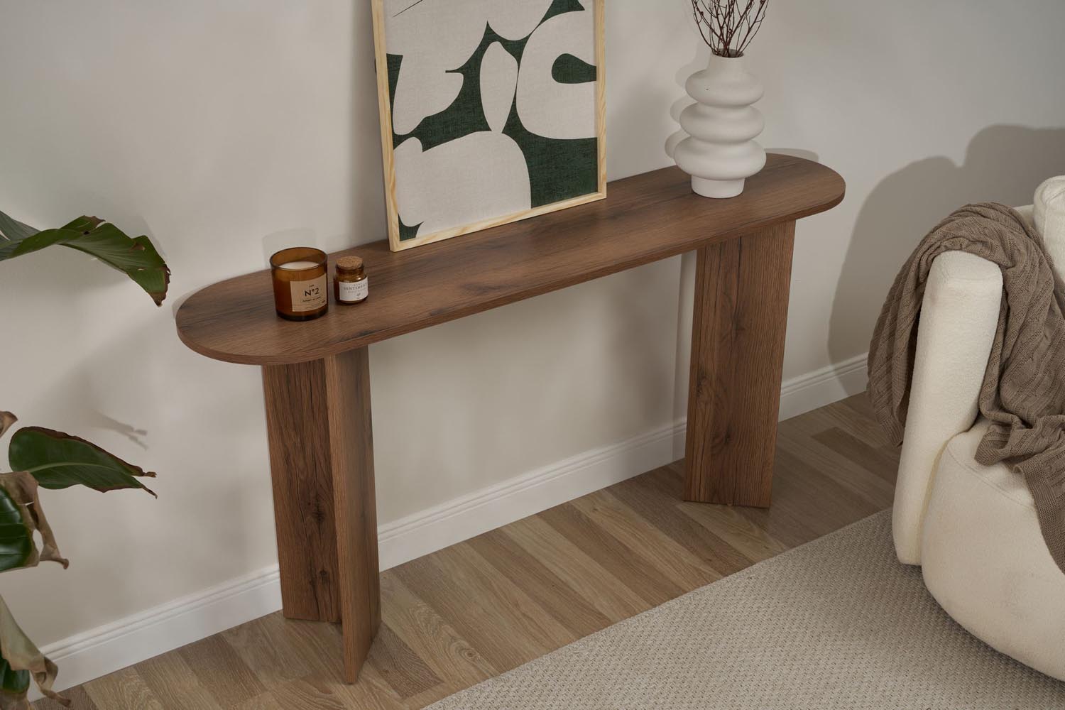 Entdecken Sie das Sira Sideboard von Nordure in luxuriösem Walnuss-Design. Stilvolles Möbelstück mit praktischem Stauraum für Ihr Zuhause.