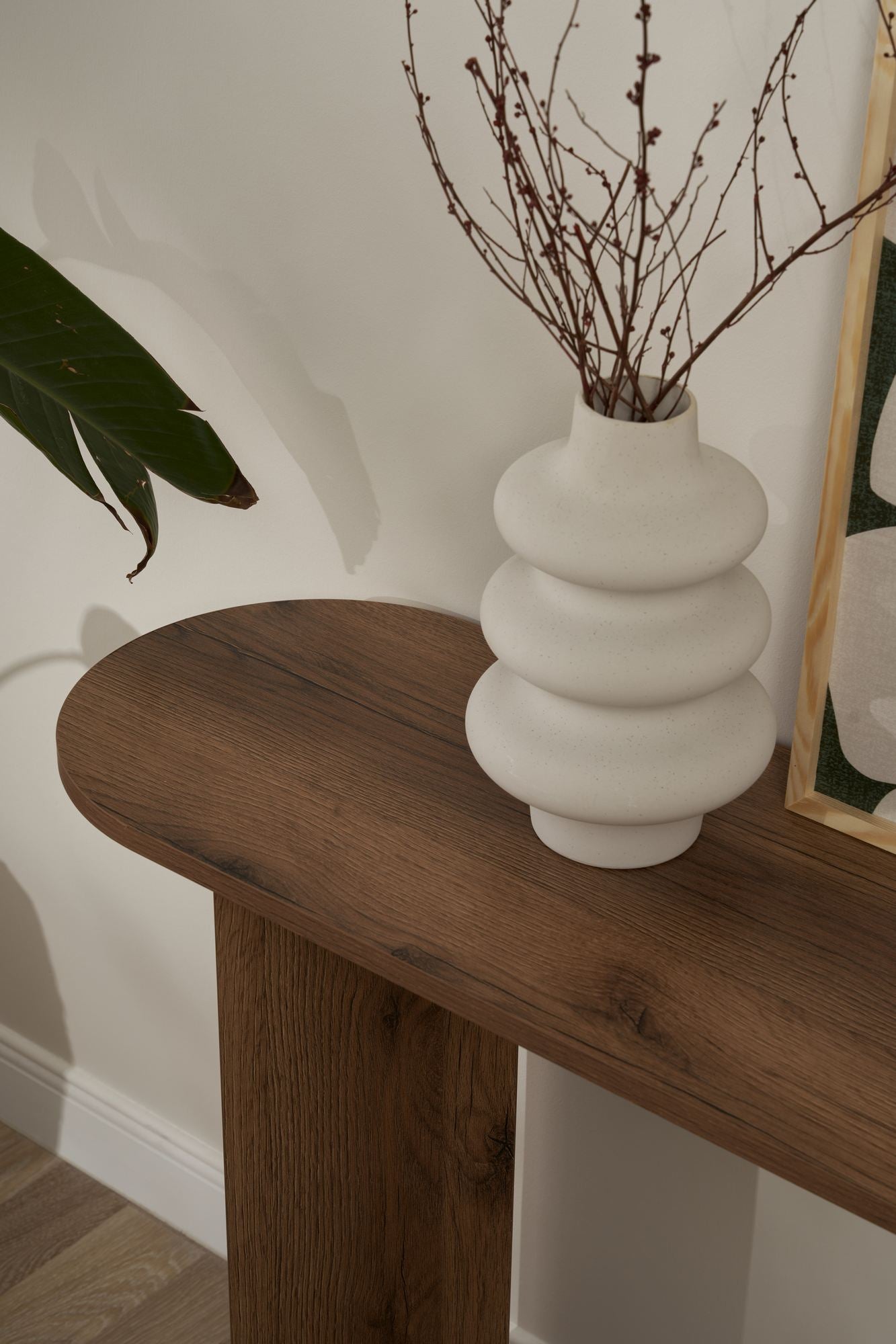 Entdecken Sie das Sira Sideboard von Nordure in luxuriösem Walnuss. Stilvolles Design und praktische Stauraumlösungen für Ihr Zuhause.