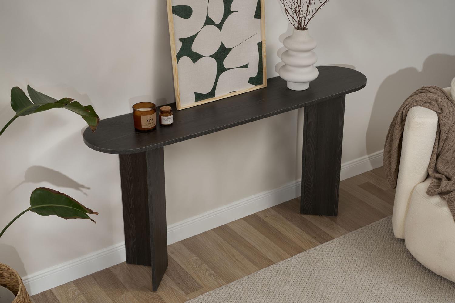 Setzen Sie mit dem Sira Sideboard in luxuriösem Lumiere Schwarz von Nordure stilvolle Akzente und genießen Sie großzügigen Stauraum.