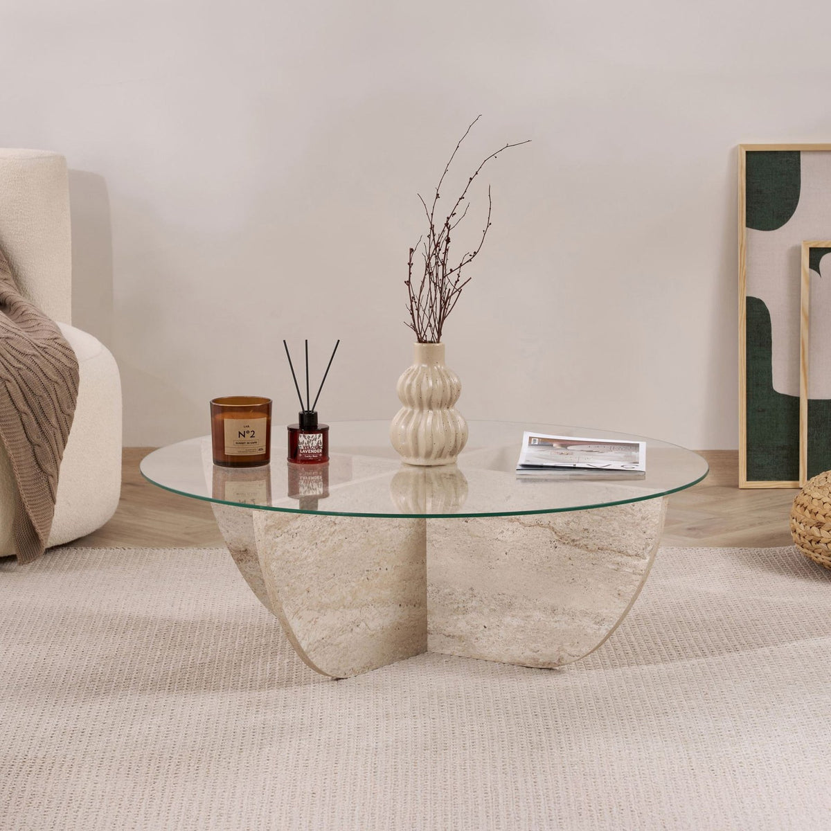 Couchtisch Liya von Nordure mit quadratischer Glasplatte in Travertin-Optik und Gestell aus melaminbeschichteter Spanplatte, 90 x 90 x 30 cm.