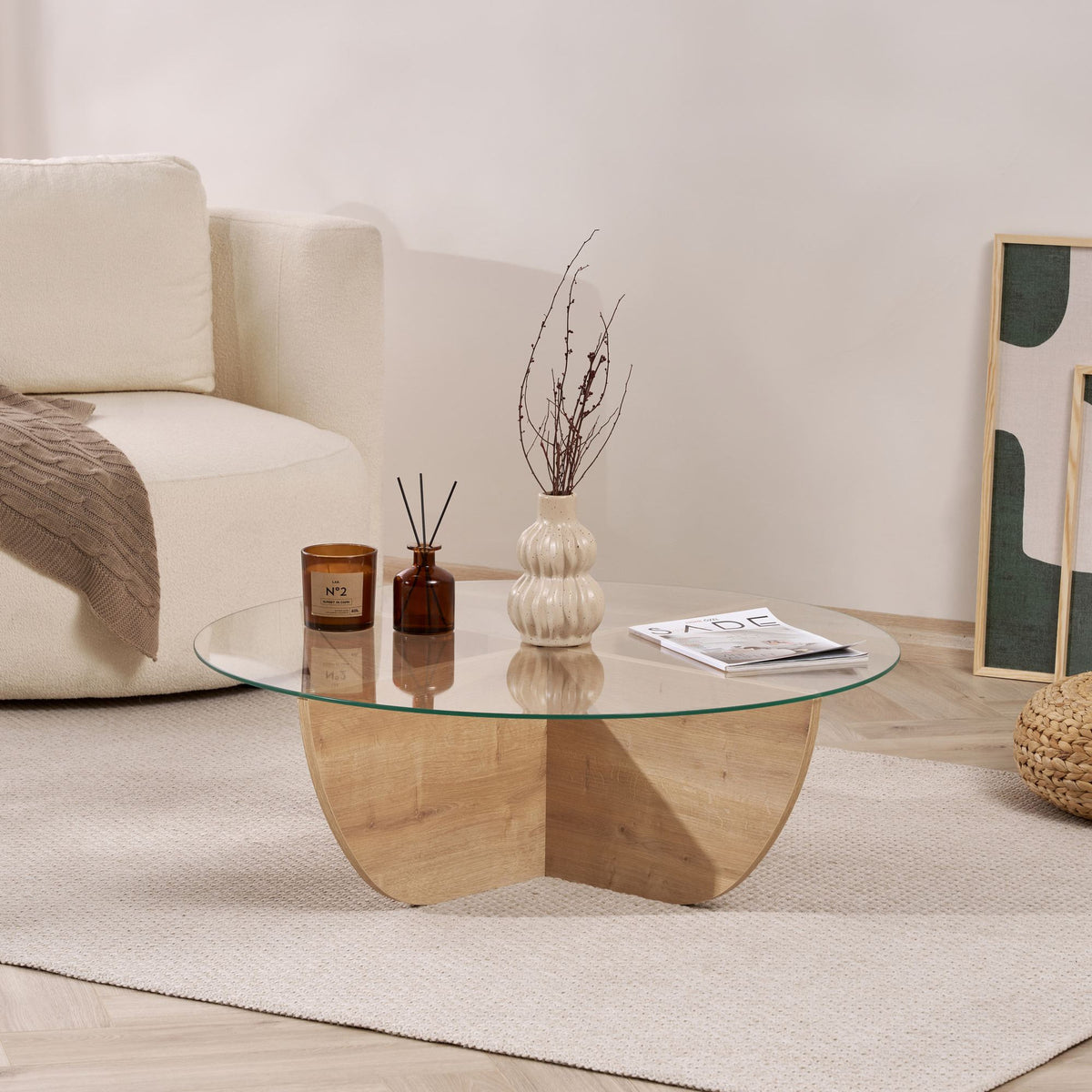 Couchtisch mit Glasplatte in Saphir-Eiche Optik und Gestell aus melaminbeschichteter Spanplatte, quadratische Form, 90 x 90 x 30 cm.