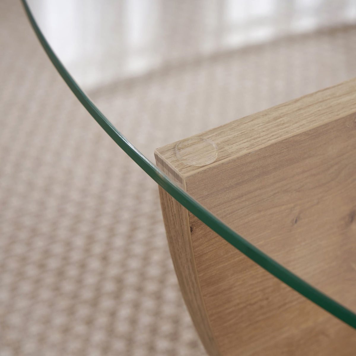 Couchtisch mit Glasplatte in Saphir-Eiche Optik und Gestell aus melaminbeschichteter Spanplatte, quadratische Form, 90 x 90 x 30 cm.