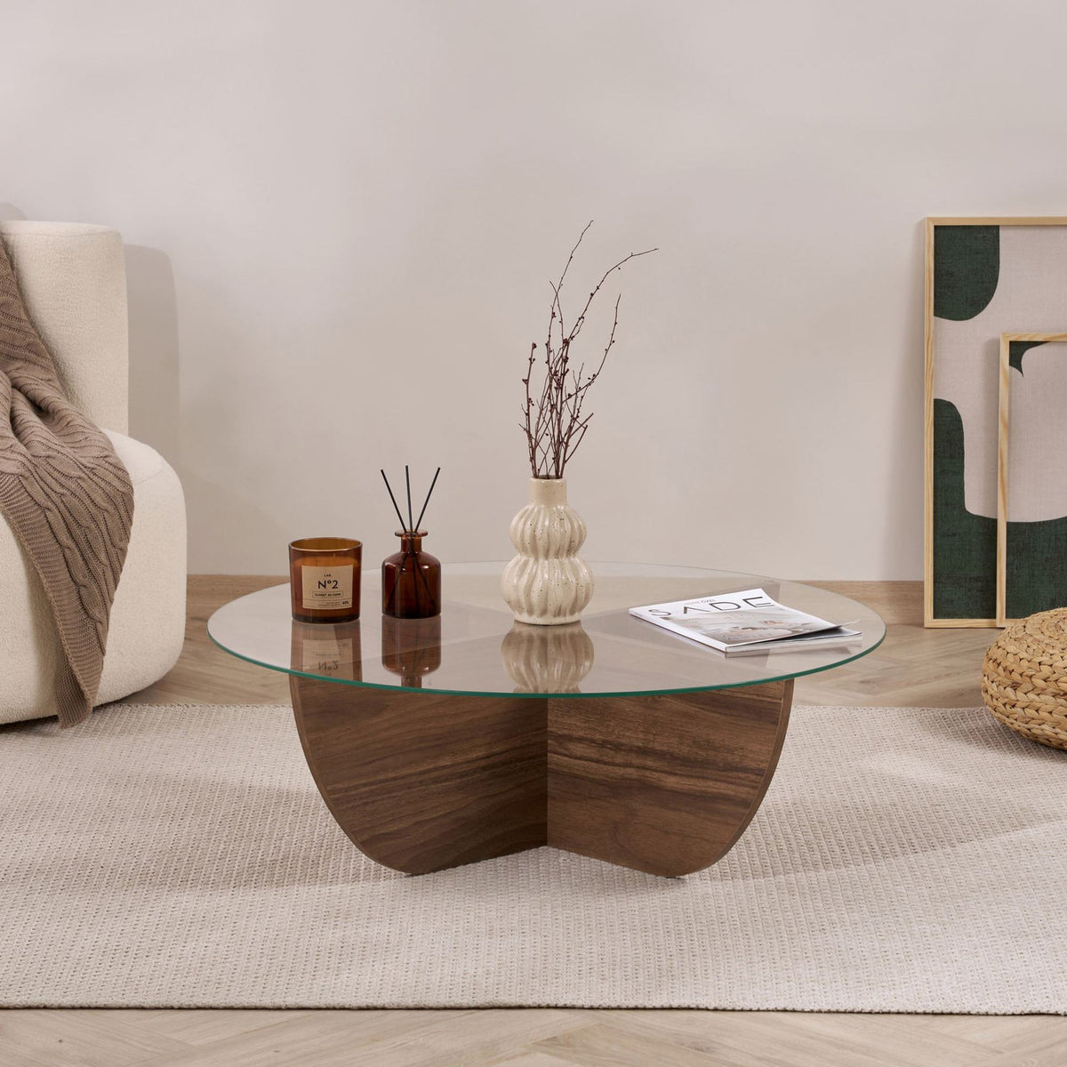 Quadratischer Couchtisch mit Glasplatte und Gestell aus melaminbeschichteter Spanplatte in brauner Nussbaum-Optik, Masse 90x90x30 cm