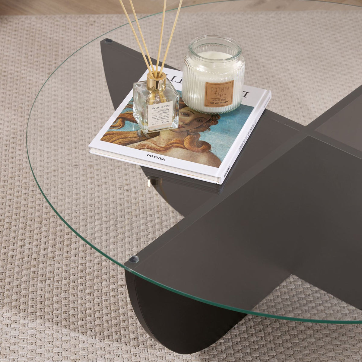 Liya Couchtisch von Nordure in Holz Schwarz mit Tischplatte aus gehärtetem Glas und Gestell aus melaminbeschichteter Spanplatte, Masse 90x90x30 cm.