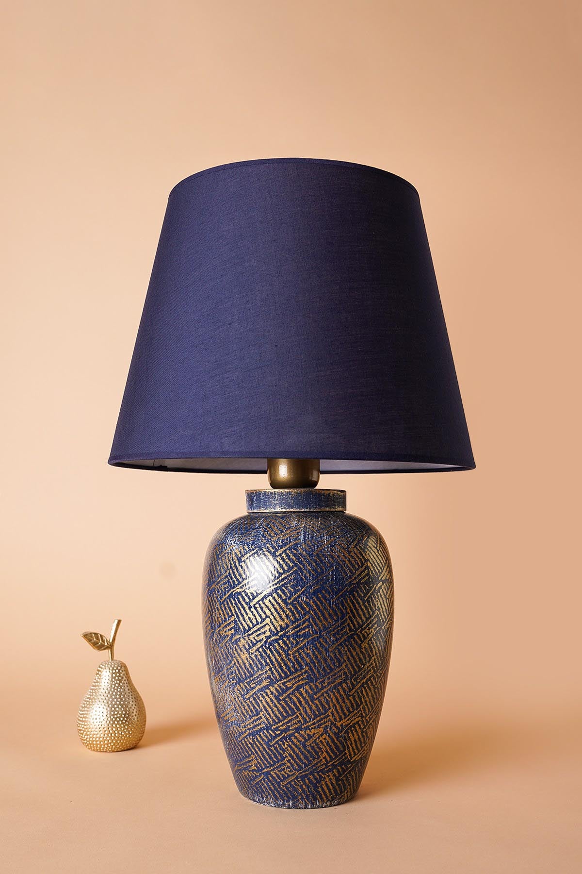 Entdecken Sie die YL576 Tischleuchte von Opviq in Blau und Gold – ein elegantes Design-Highlight für Ihr Zuhause, das stilvolle Akzente setzt.