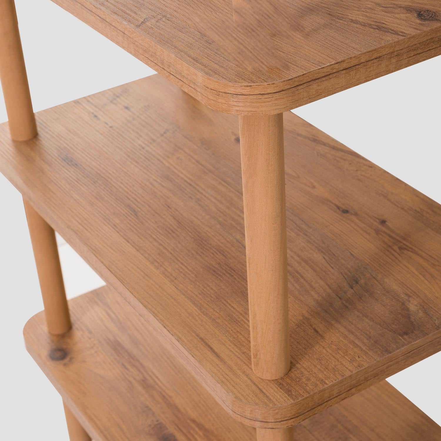 Verleihen Sie Ihrem Zuhause mit dem Raca Bücherregal in Atlantischer Kiefer von Hanah Home einen Hauch von skandinavischem Charme und Funktionalität!