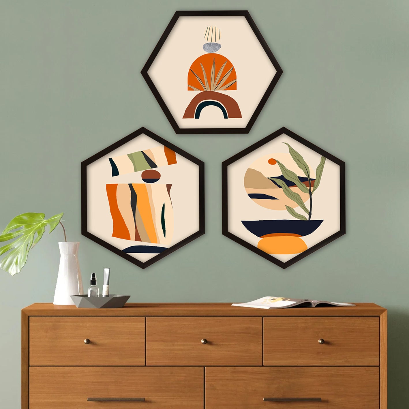 Entdecken Sie das fesselnde 3-teilige gerahmte Gemälde von Wallity. Verleihen Sie Ihrem Raum mit lebendigen Farben und zeitgenössischem Stil Eleganz.