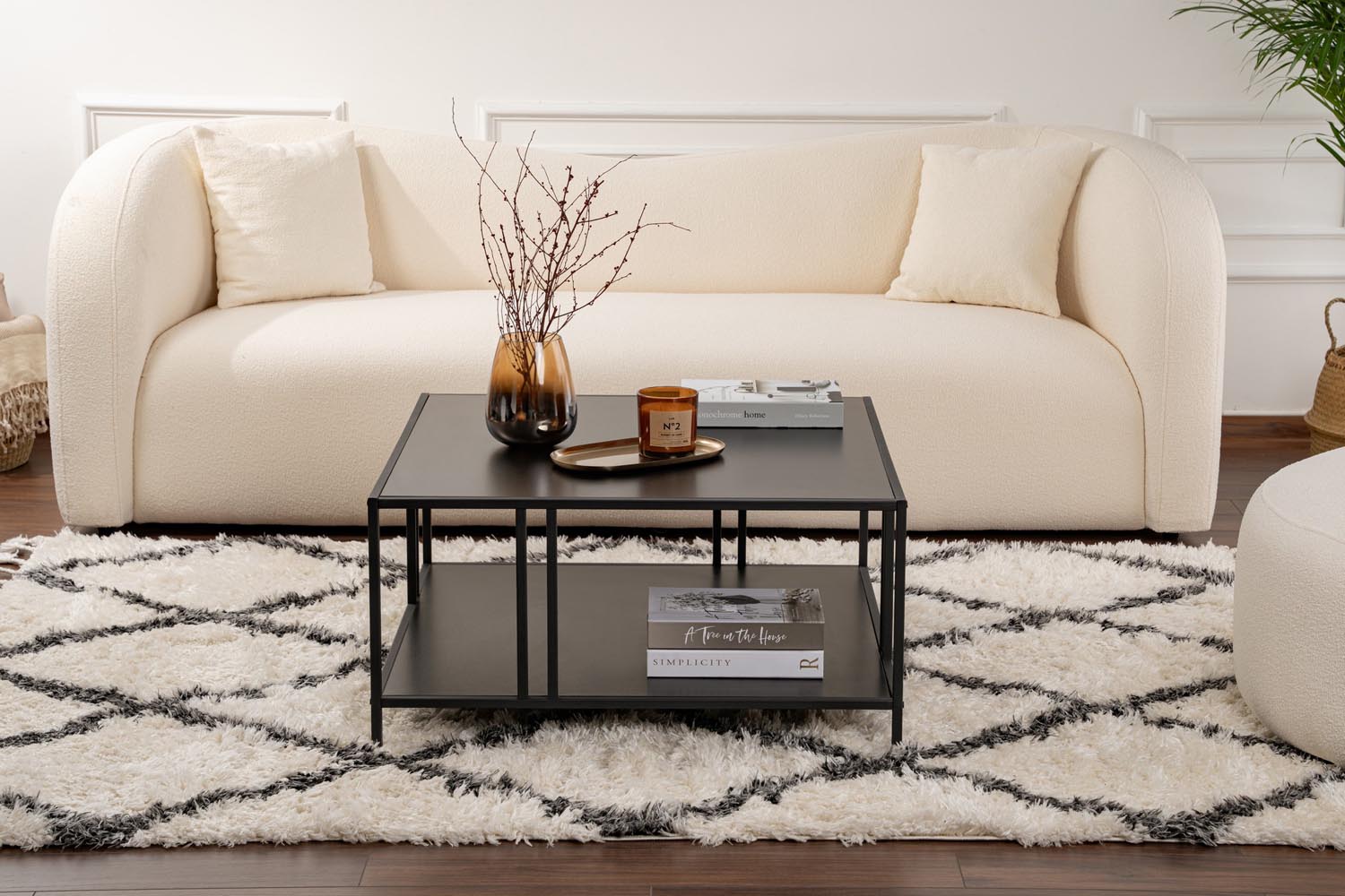 Erleben Sie den Uranüs Sofatisch in Schwarz von Hanah Home – ein zeitloses Design, das Eleganz und Funktionalität in Ihr Zuhause bringt.