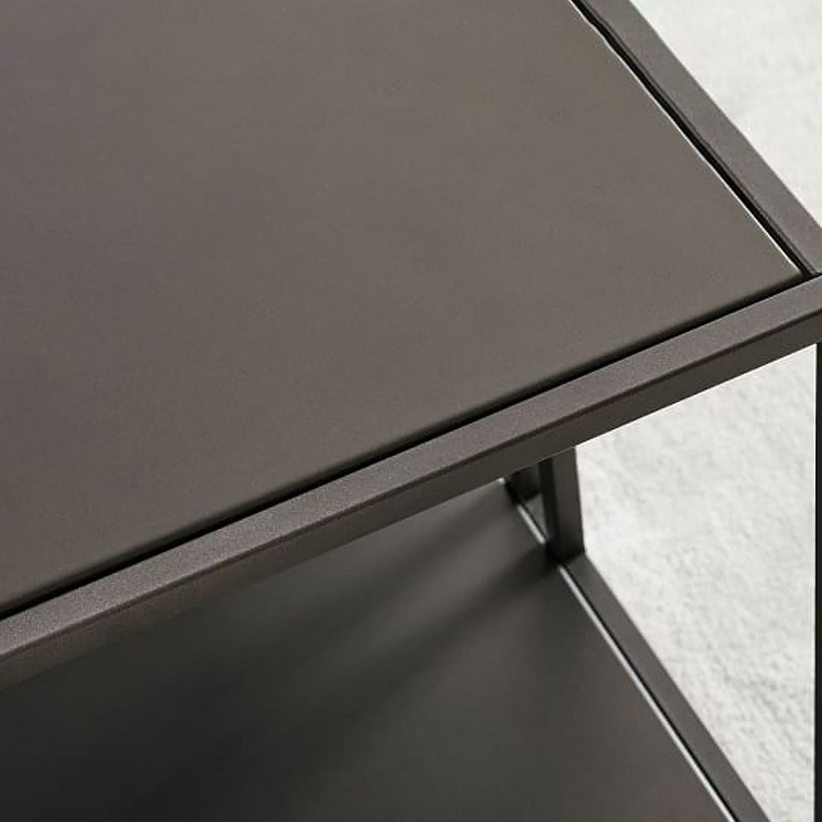 Uranüs Sofatisch - Schwarz in Schwarz präsentiert im Onlineshop von KAQTU Design AG. Couchtisch ist von Hanah Home