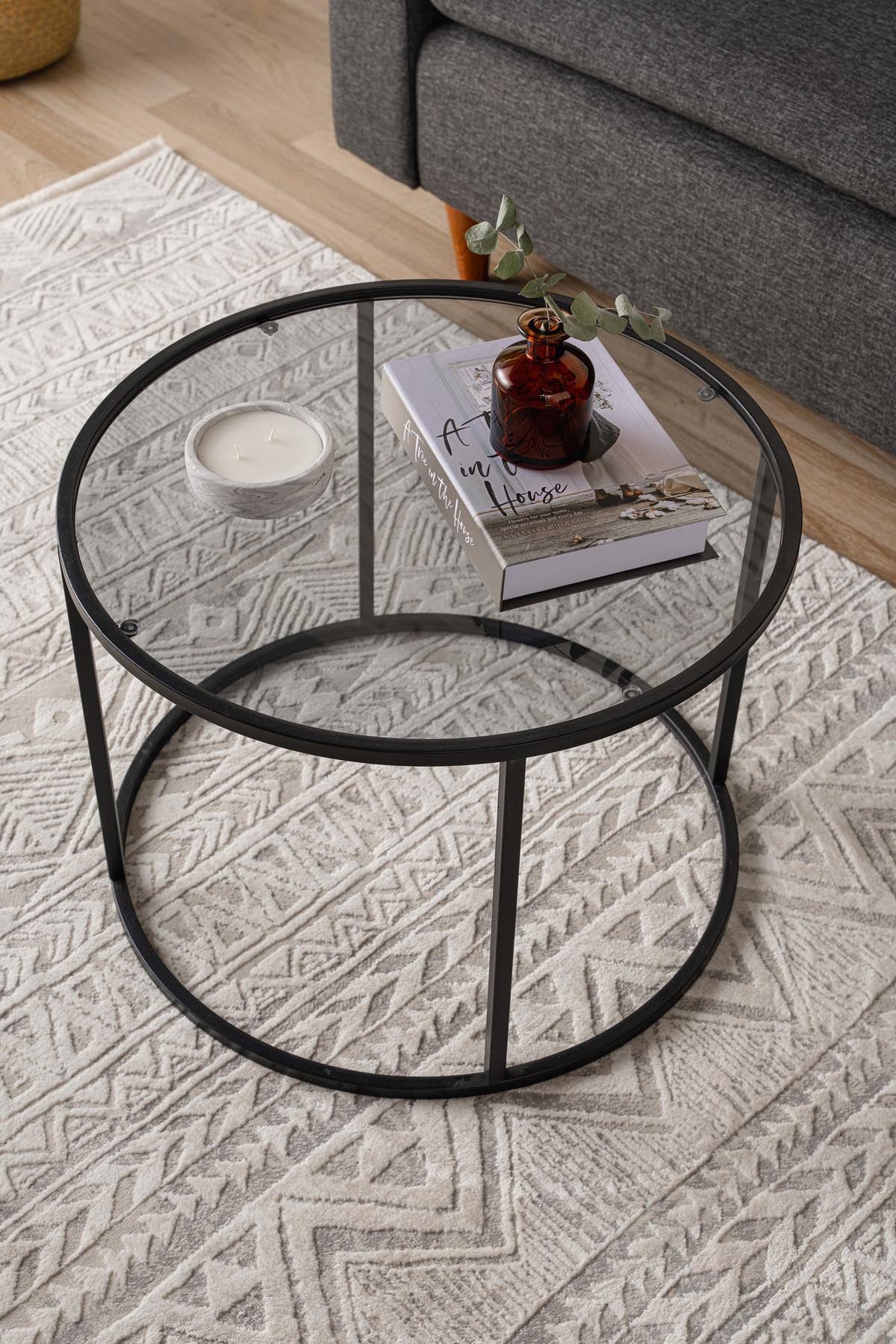 Eleganter Startis Sofatisch in Schwarz von Hanah Home. Hochwertiges Design aus gehärtetem Glas und Metall, ideal für jeden Wohnraum.