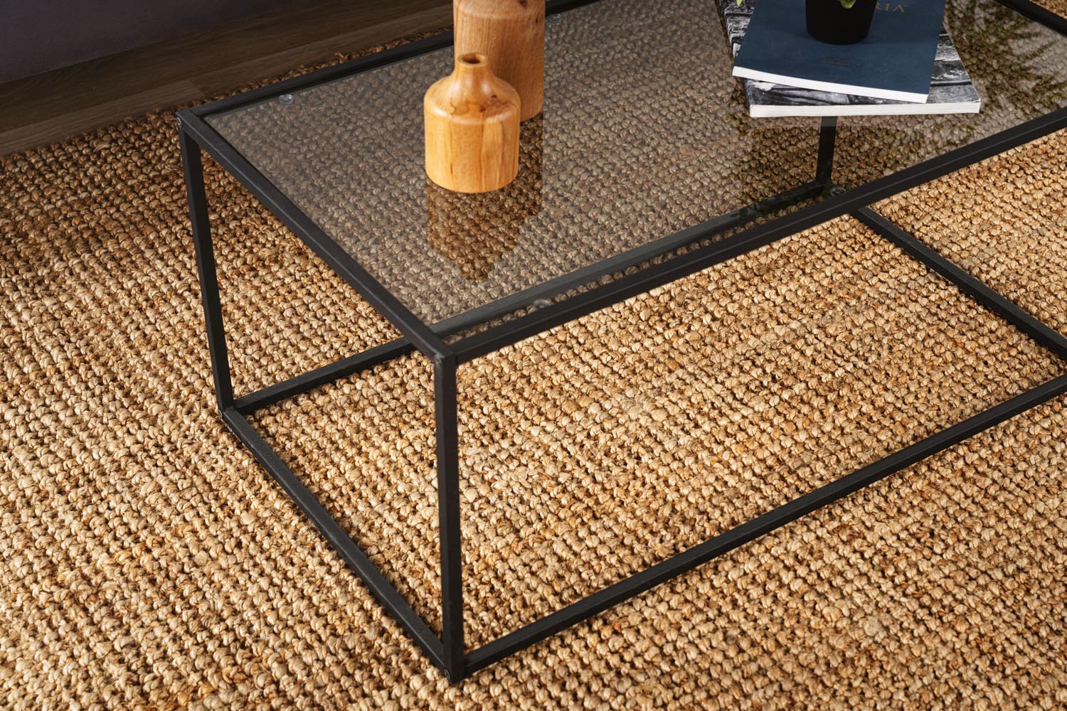 Entdecken Sie den Lizbon Sofatisch in Schwarz von Hanah Home – ein stilvolles Möbelstück aus robustem Rauchglas, das Eleganz und Funktionalität vereint.