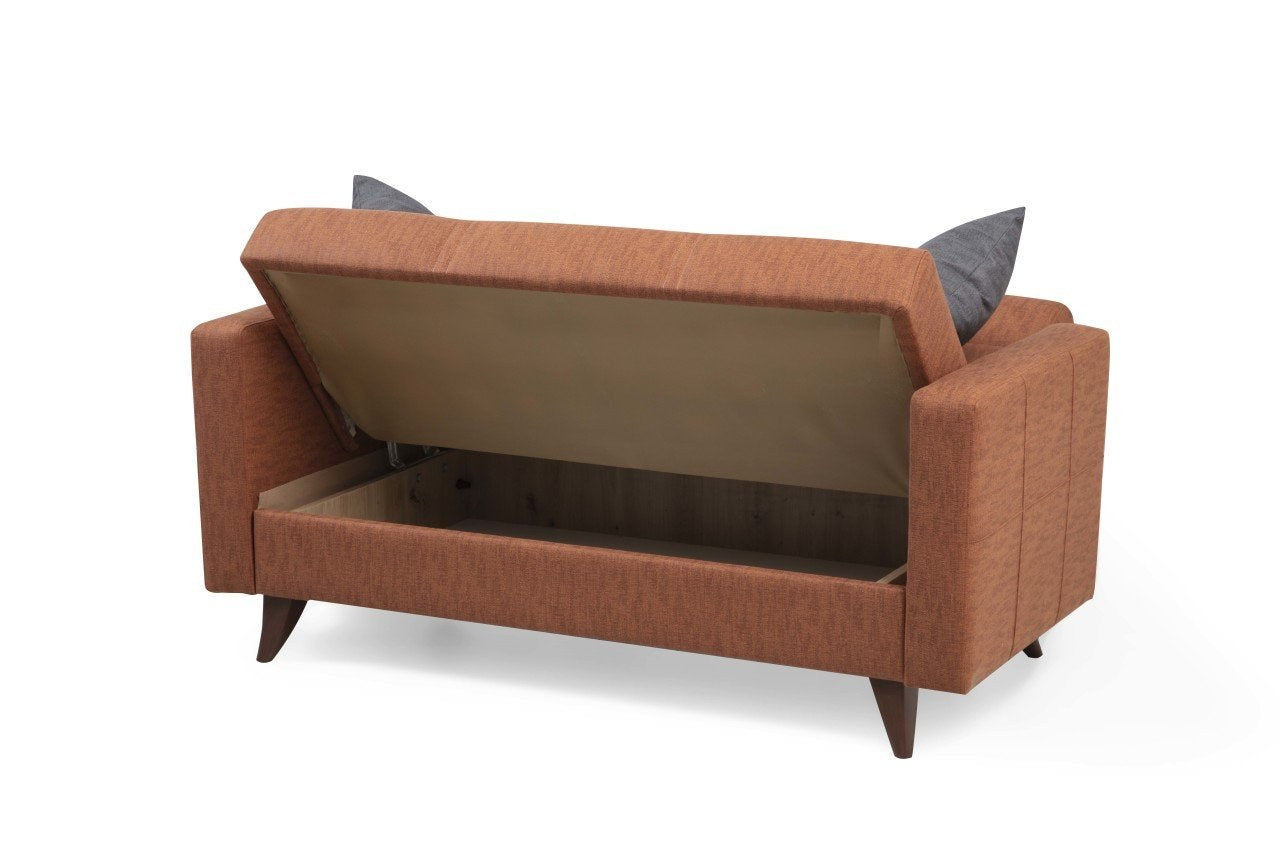 Entdecken Sie das Polya Bettsofa in lebhaftem Kachelrot von Atelier Del Sofa – ein stilvolles 3-Sitzer Schlafsofa, das höchsten Komfort und Vielseitigkeit bietet.