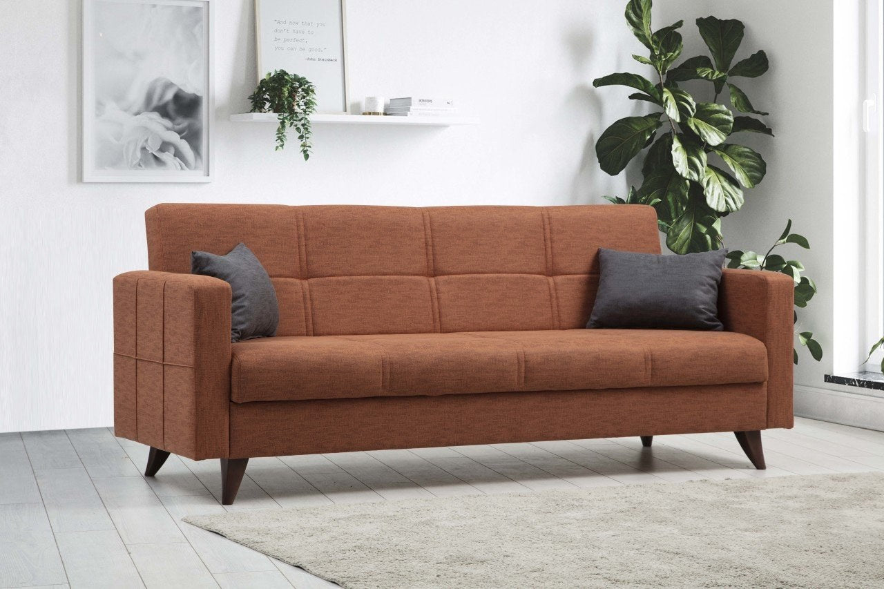 Erleben Sie das Polya Bettsofa in Kachelrot von Atelier Del Sofa – ein elegantes 3-Sitzer Schlafsofa, das Komfort und Funktionalität perfekt kombiniert.
