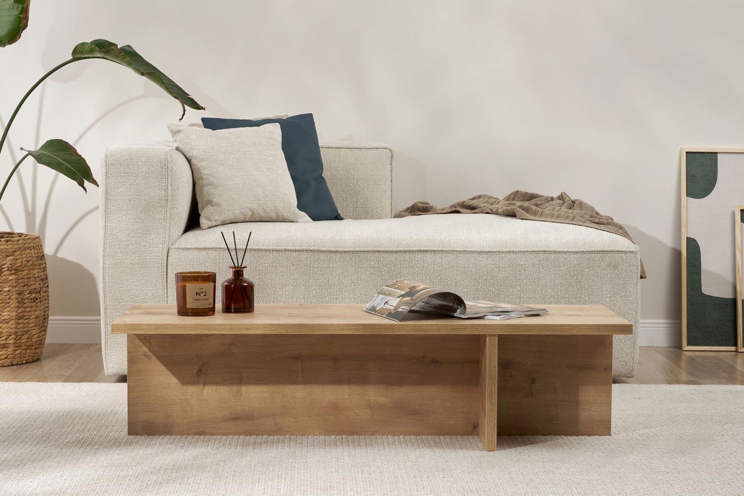 Entdecken Sie den eleganten Harbor Sofatisch aus Saphir-Eiche von Nordure. Ein stilvolles Möbelstück, das Ihr Wohnzimmer aufwertet.