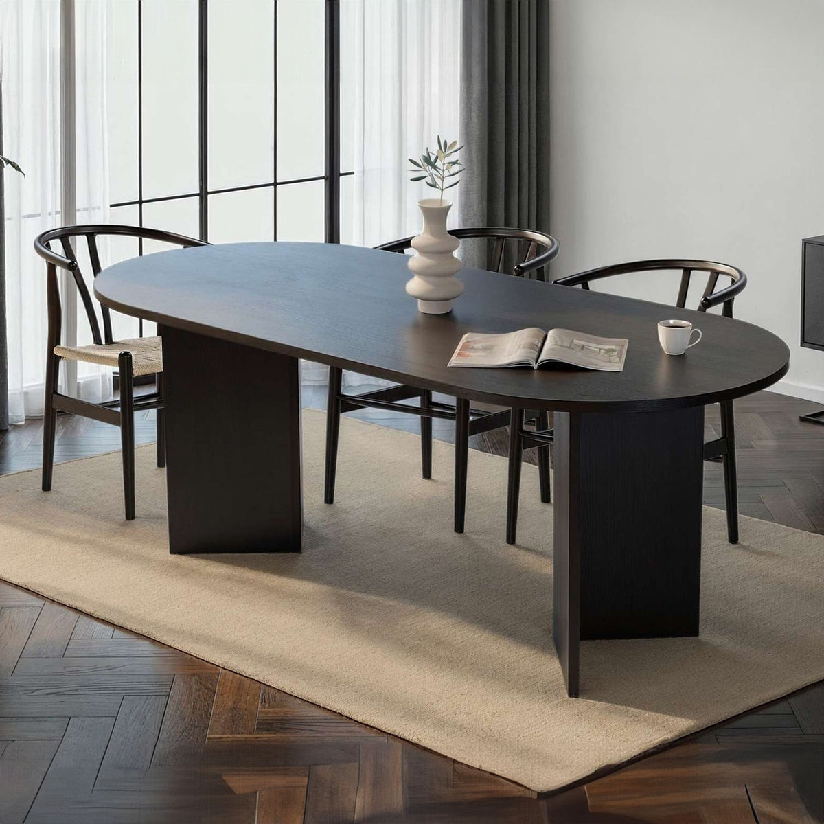 Rechteckiger Esstisch in Schwarz mit melaminbeschichteter Spanplattenoberfläche, schlichtes Gestell, Masse 200 x 90 x 75 cm.