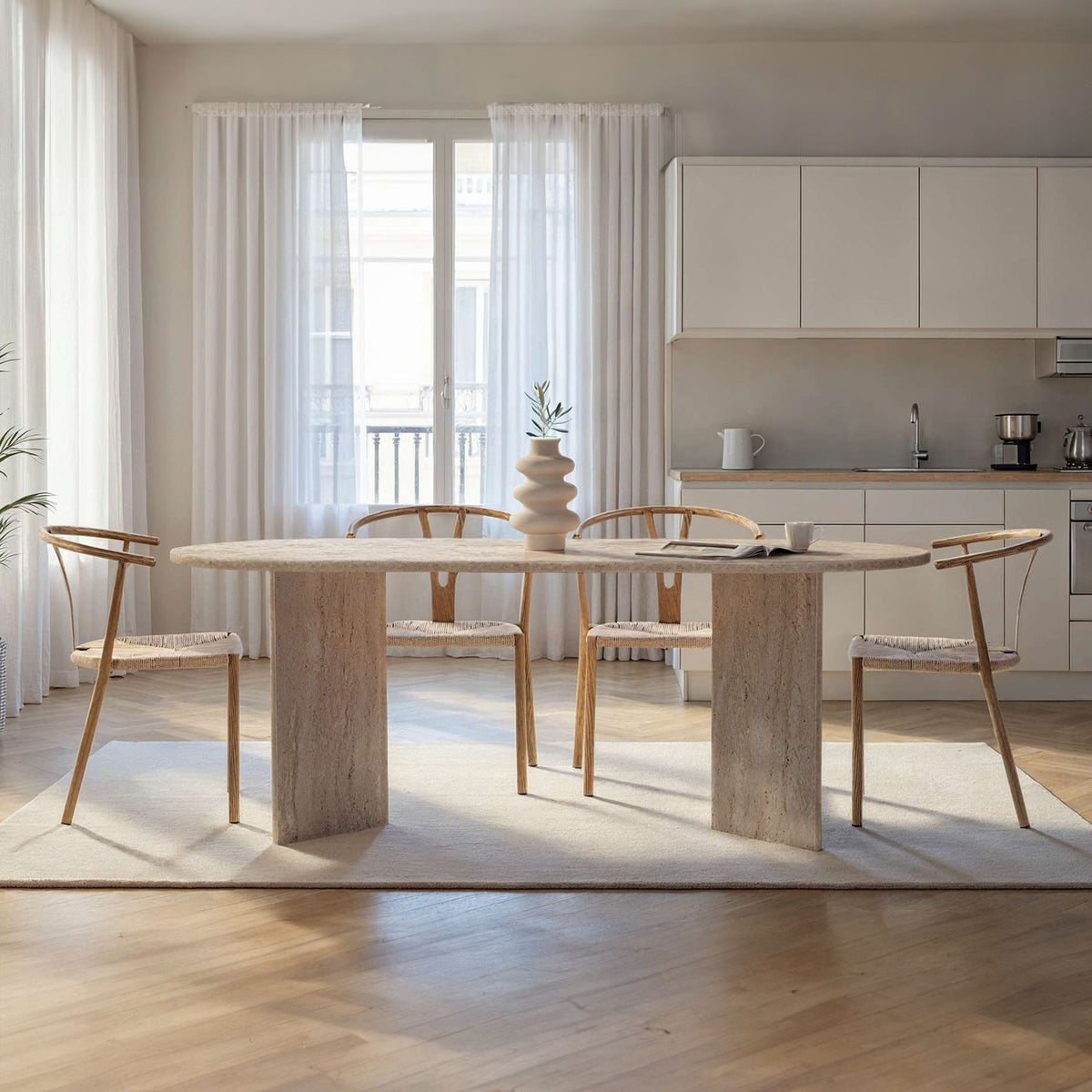 Rechteckiger Esstisch Sabella in Travertin-Optik mit marmorähnlicher Oberfläche, Masse 200x90x75 cm, aus melaminbeschichteter Spanplatte.