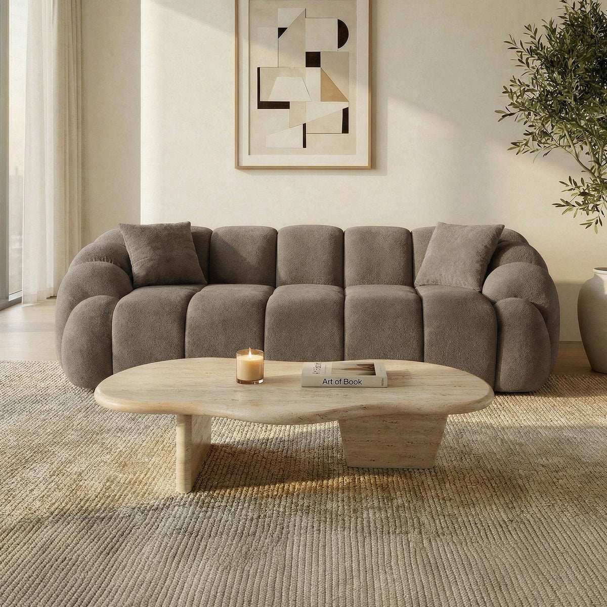 Braunes 3-Sitzer Sofa Octavio von Hanah Home mit Polyesterbezug in Venus-Struktur, Kunststoffbeinen und abnehmbarem Rückenkissen.