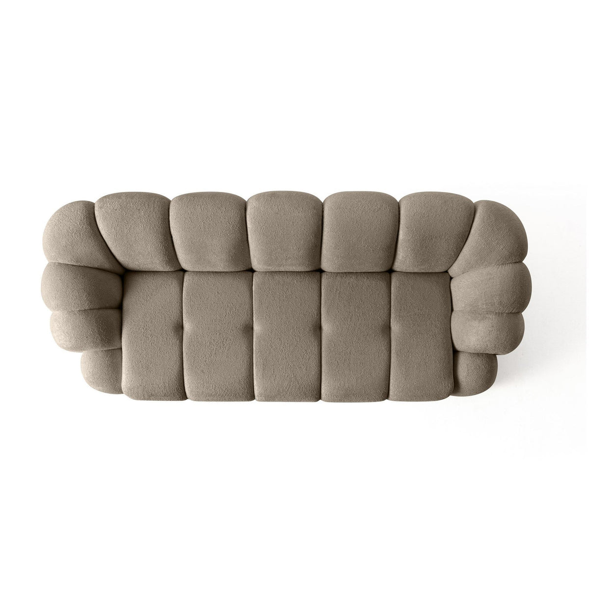 Braunes 3-Sitzer Sofa Octavio von Hanah Home mit Polyesterbezug in Venus-Struktur, Kunststoffbeinen und abnehmbarem Rückenkissen.