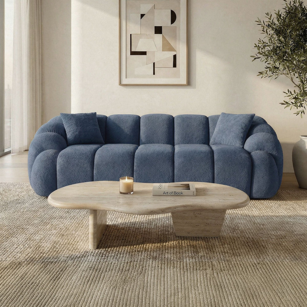 Marineblaues 3-Sitzer Sofa Octavio von Hanah Home mit Polyesterbezug, Hainbuche-Gestell, Kunststoffbeinen und zwei losen Kissen.