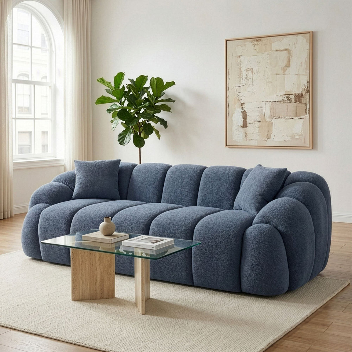 Marineblaues 3-Sitzer Sofa Octavio von Hanah Home mit Polyesterbezug, Hainbuche-Gestell, Kunststoffbeinen und zwei losen Kissen.